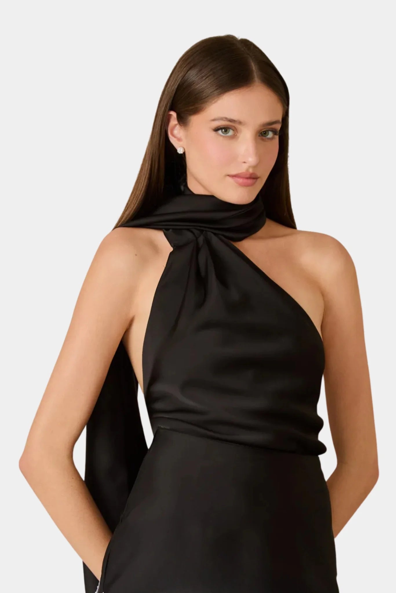 Blusa Nay preta em cetim com gola alta drapeada e faixa longa