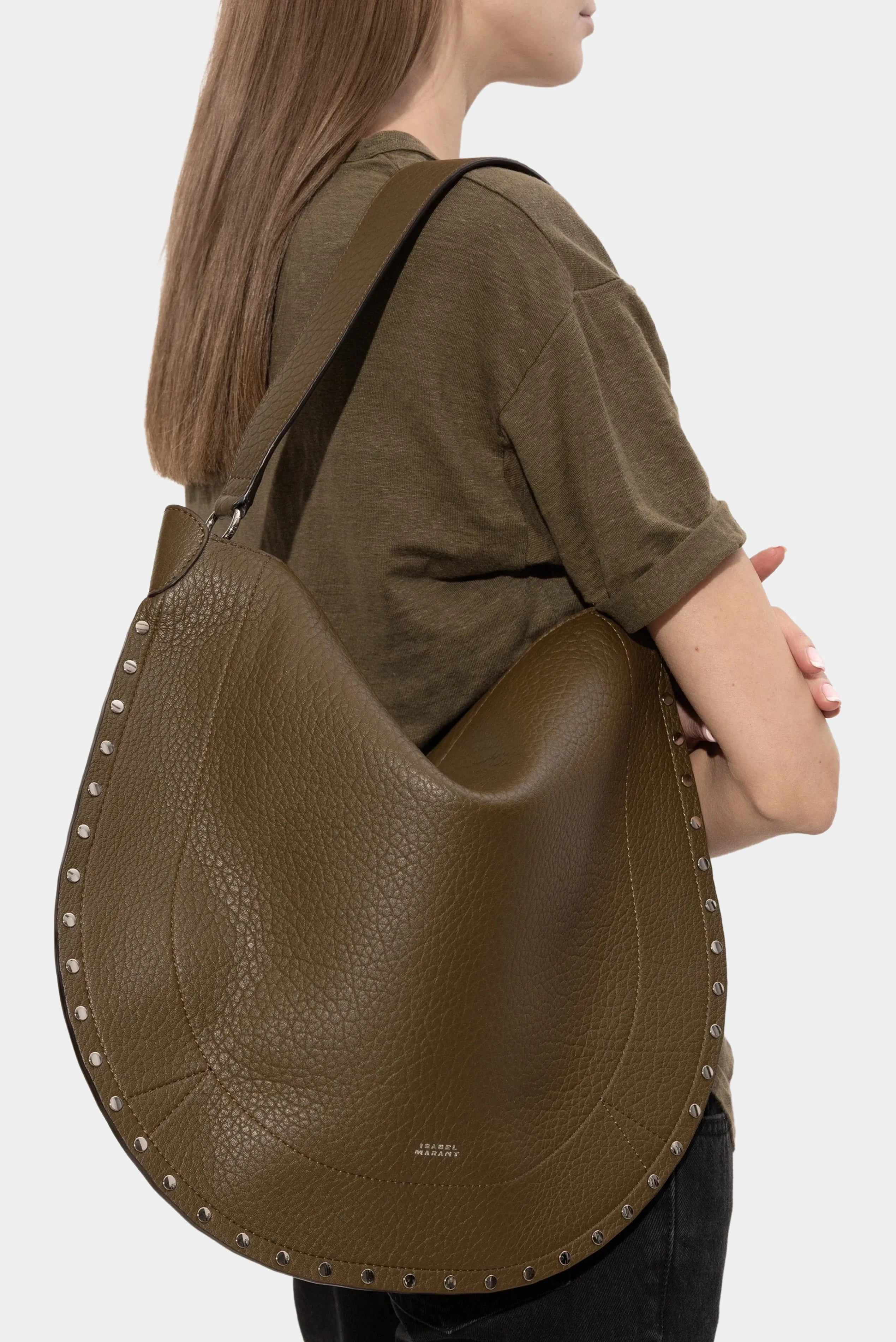 Modelo usando bolsa hobo Isabel Marant Oskan em couro verde oliva