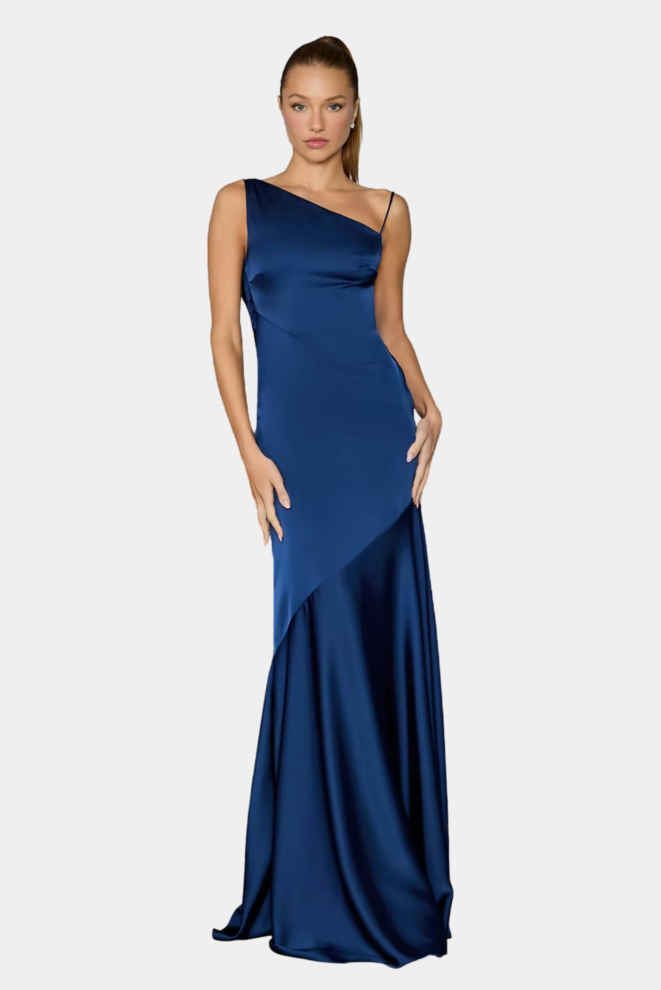 Vestido longo azul-marinho com decote assimétrico, alça fina e saia de caimento fluido