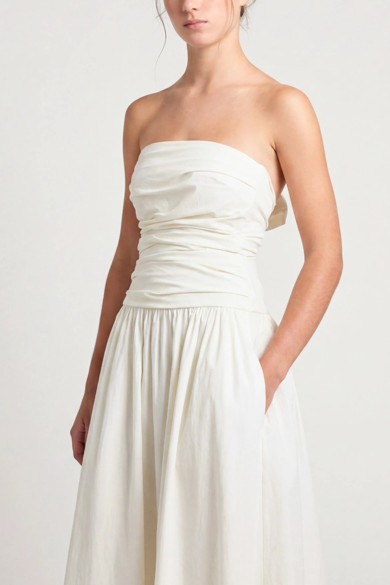 Detalhe do Vestido Midi Drapeado Maya MR off white com drapeado frontal e cintura ajustada