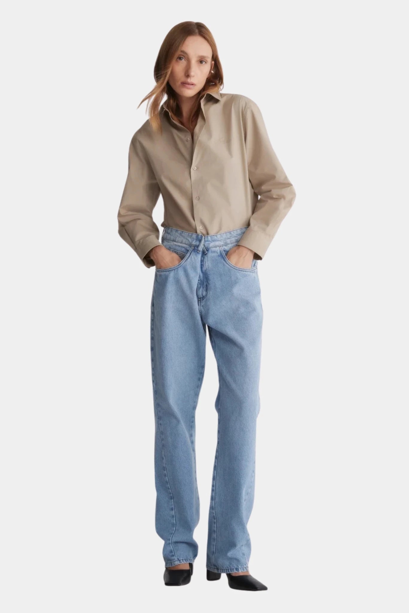 Calça Jeans Strange Francesca em lavagem azul clara com modelagem reta e cintura alta