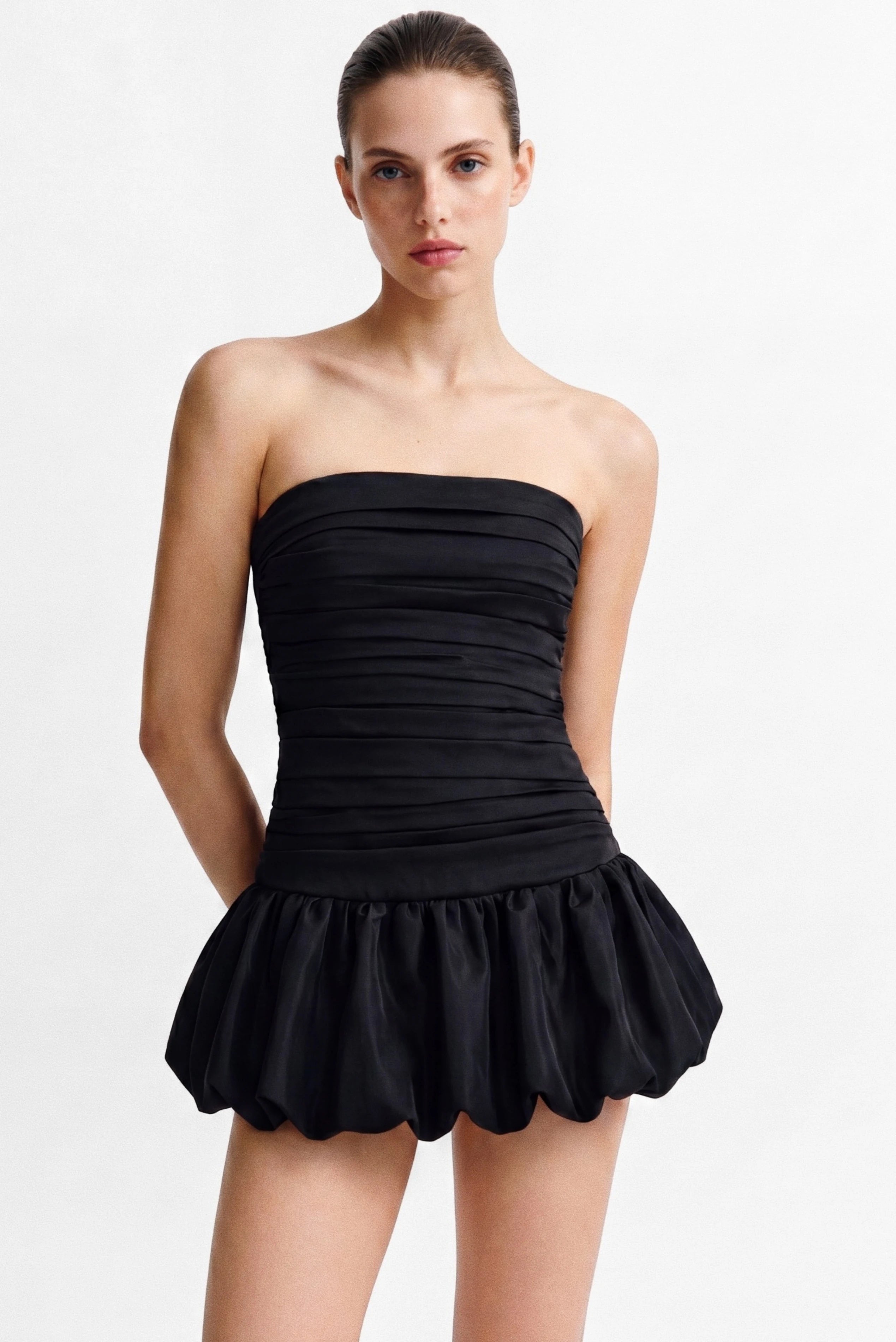 Vestido curto balonê preto tomara que caia com corpo drapeado Tulipa