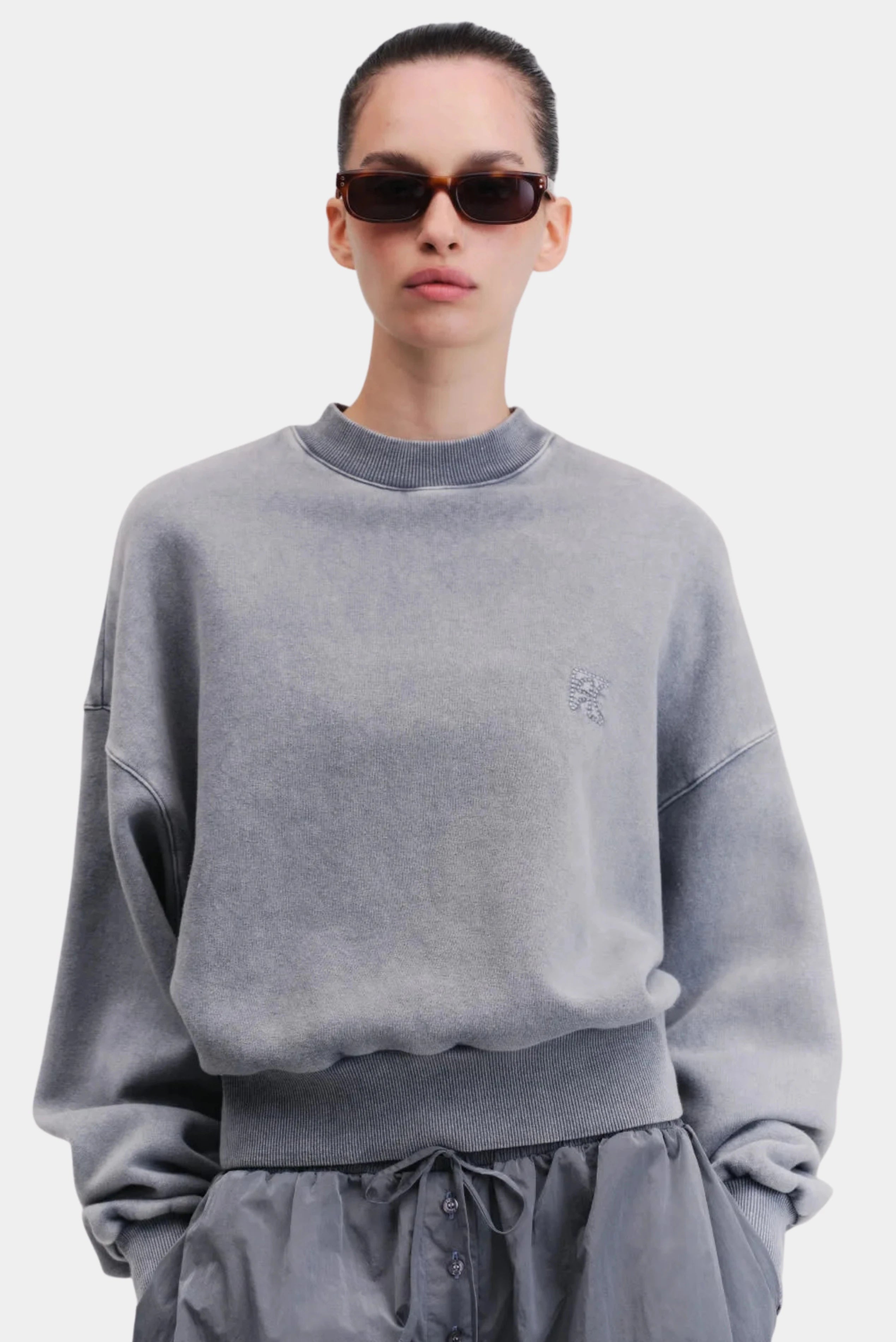 Moletom Careca Francesca cinza estonado com modelagem oversized e gola canelada