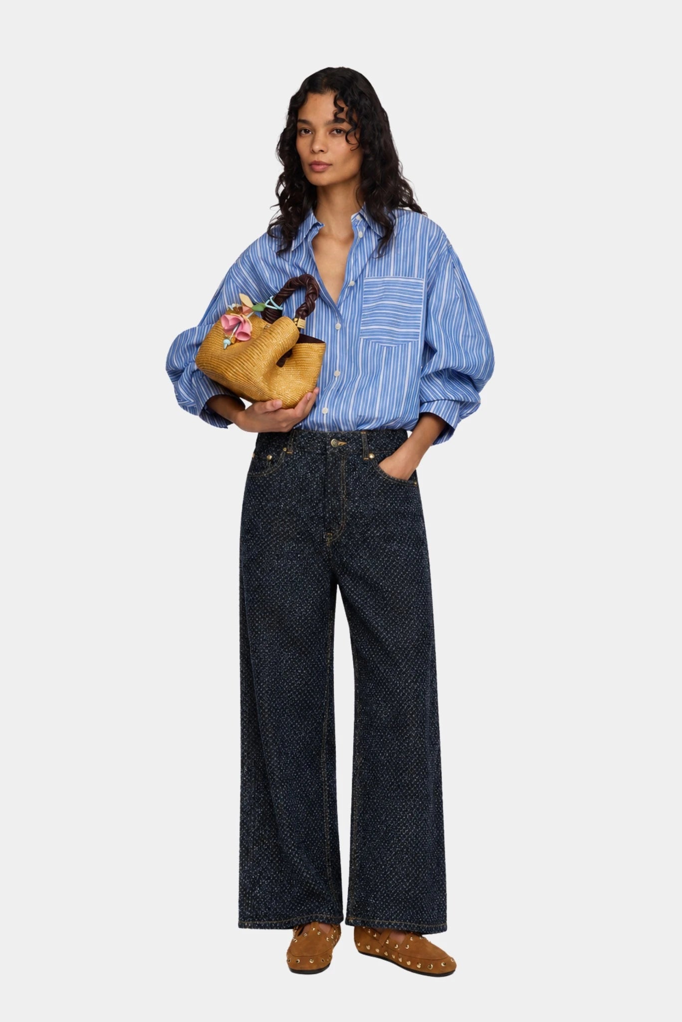 Modelo usando calça jeans tweed Ganni azul escuro de modelagem ampla