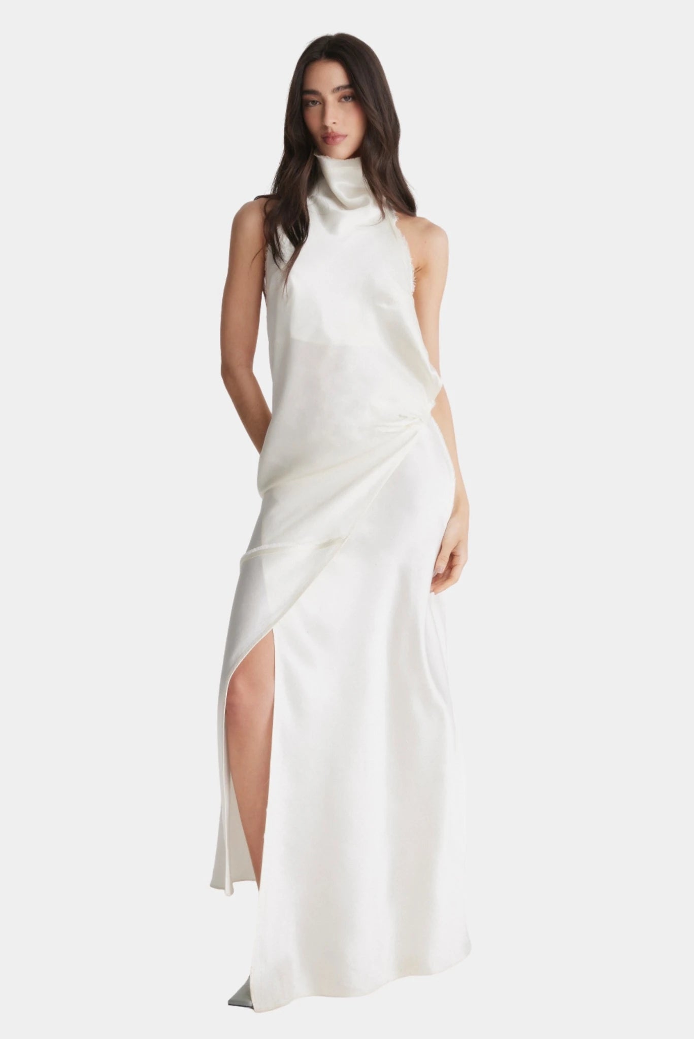 Vestido longo off-white com gola alta drapeada e fenda frontal lateral