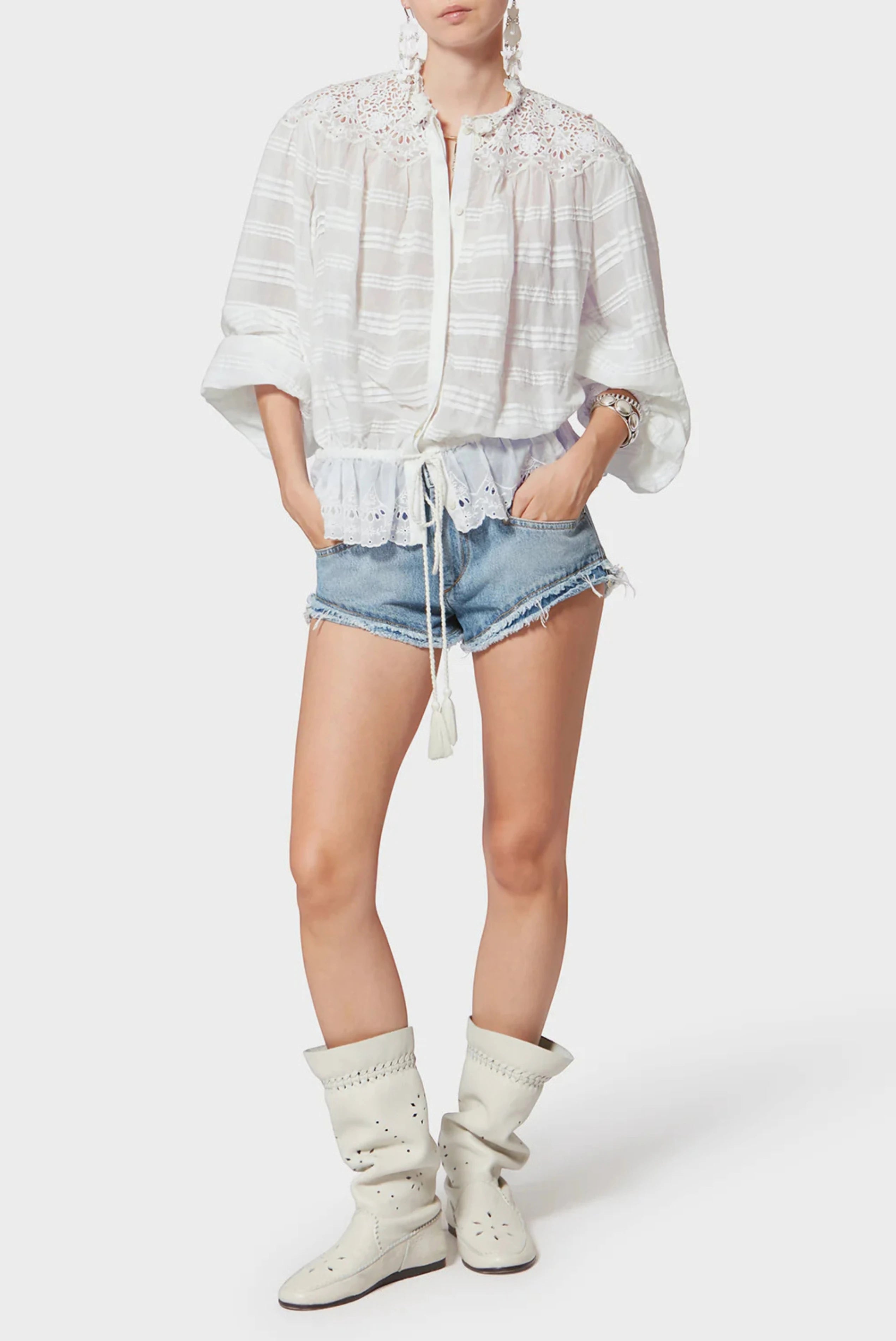 Blusa branca Isabel Marant com renda e mangas amplas combinada com shorts jeans