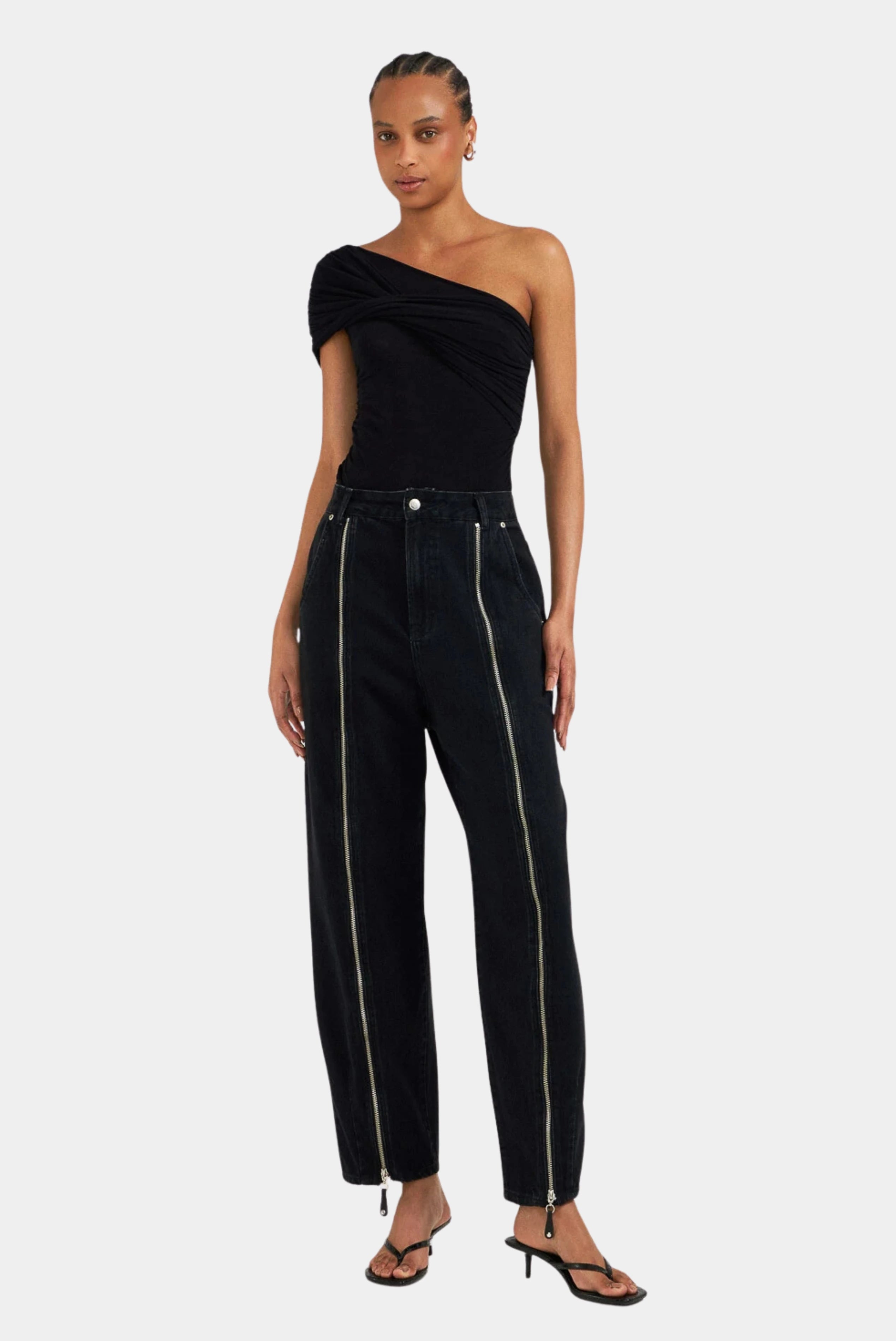 Calça jeans balloon escura com zíperes frontais usada em look feminino