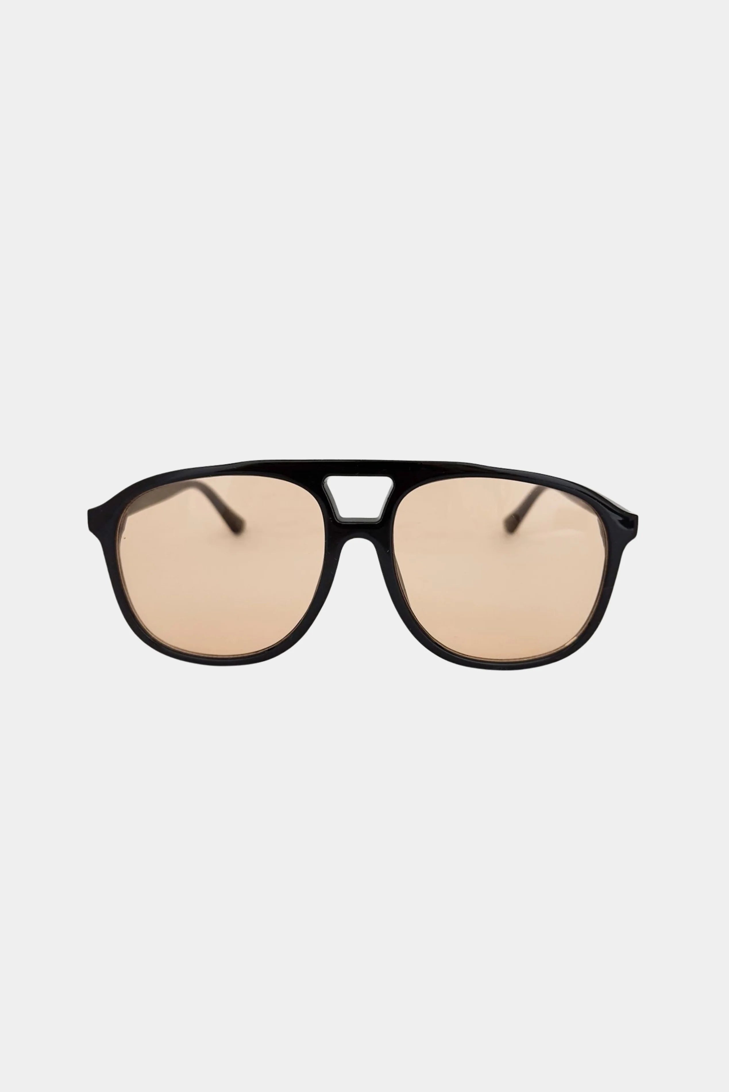 Óculos de sol retangular Cher MR com armação preta e lentes âmbar, vista frontal em fundo branco
