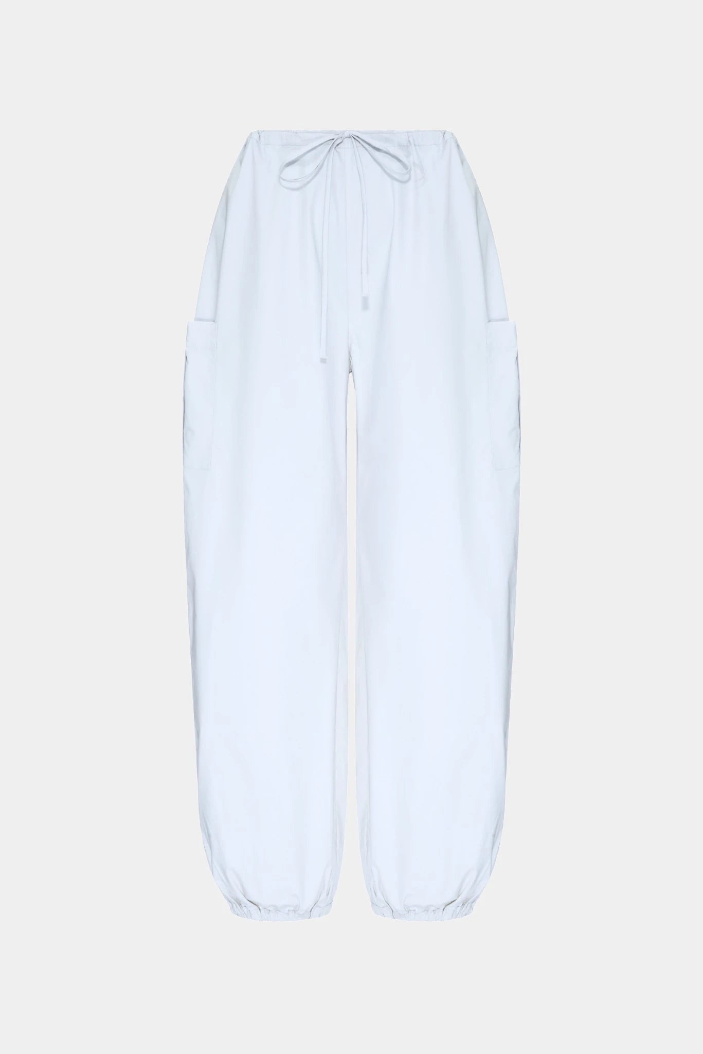 Calça balloon cargo Aya Gaia azul-claro em tricoline com bolsos utilitários e barra ajustada