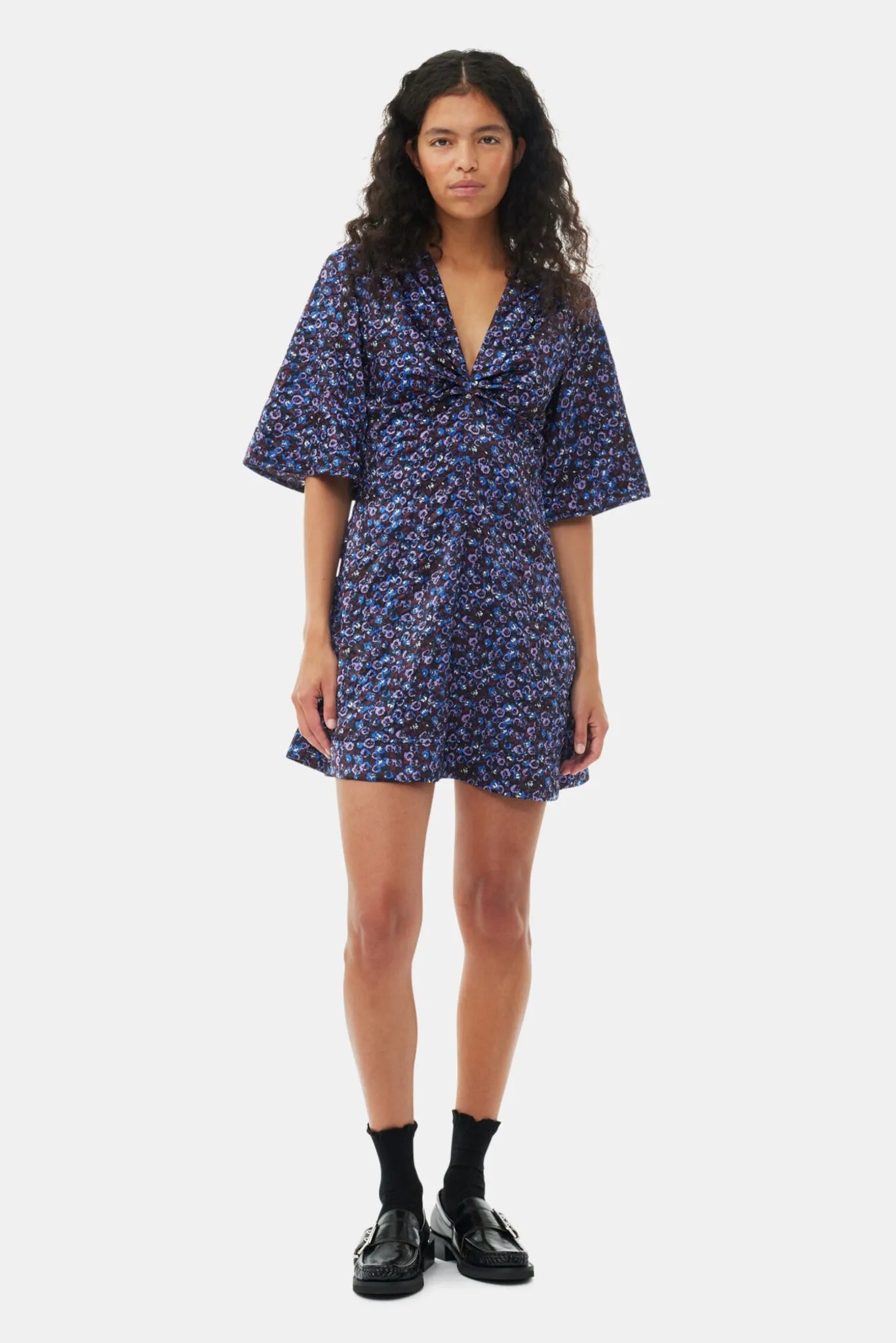 Mocassim com Fivela Ganni preto combinado com vestido curto estampado floral