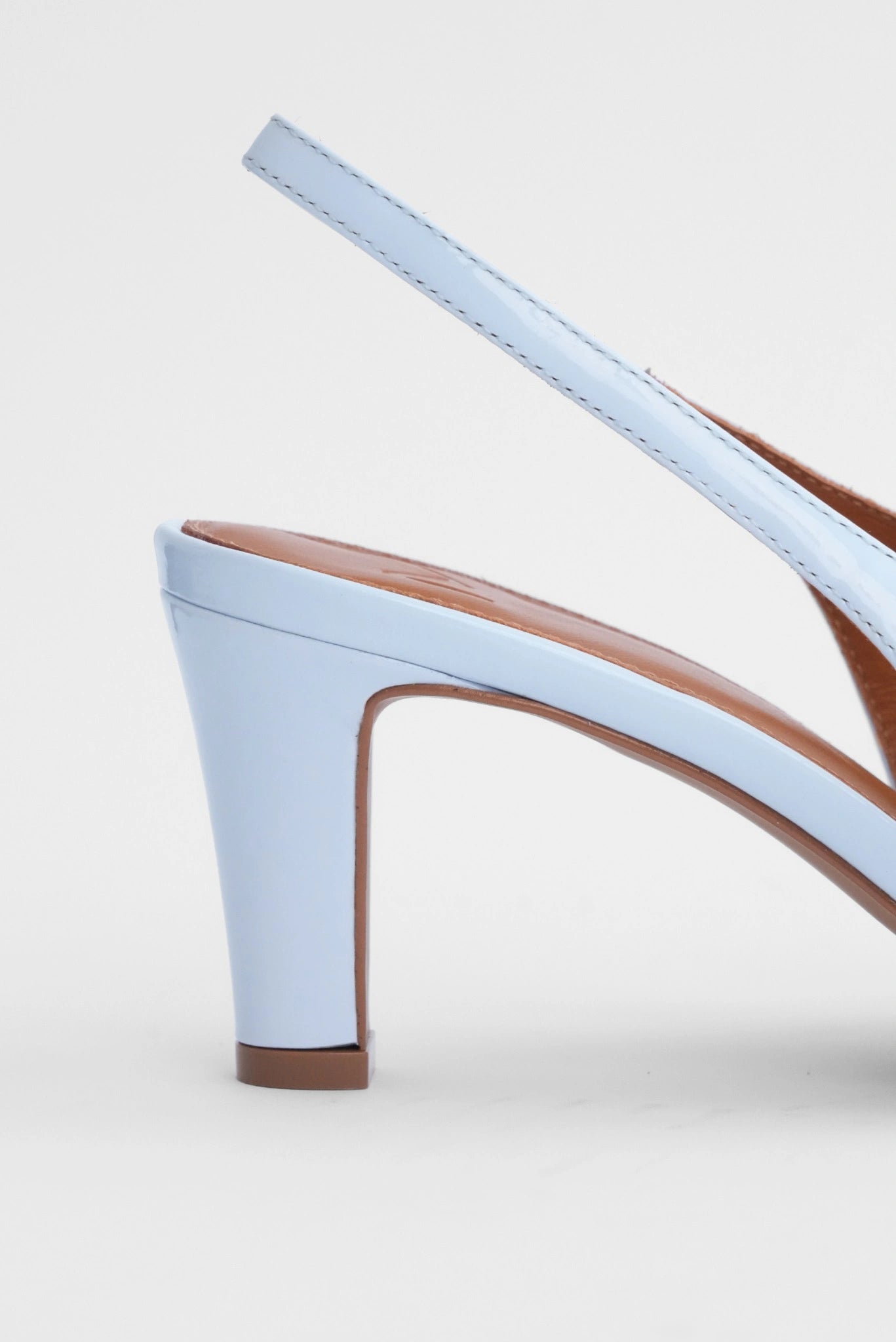 Detalhe do salto médio azul claro do Scarpin Slingback Paris MR