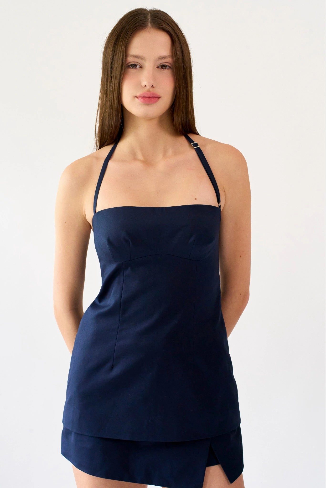 Modelo usando top azul-marinho com alças finas ajustáveis e decote reto