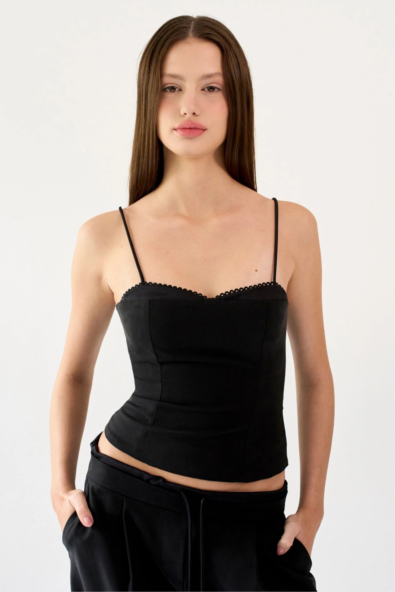 Top Sarja Khloe MR preto com modelagem acinturada e acabamento delicado no decote