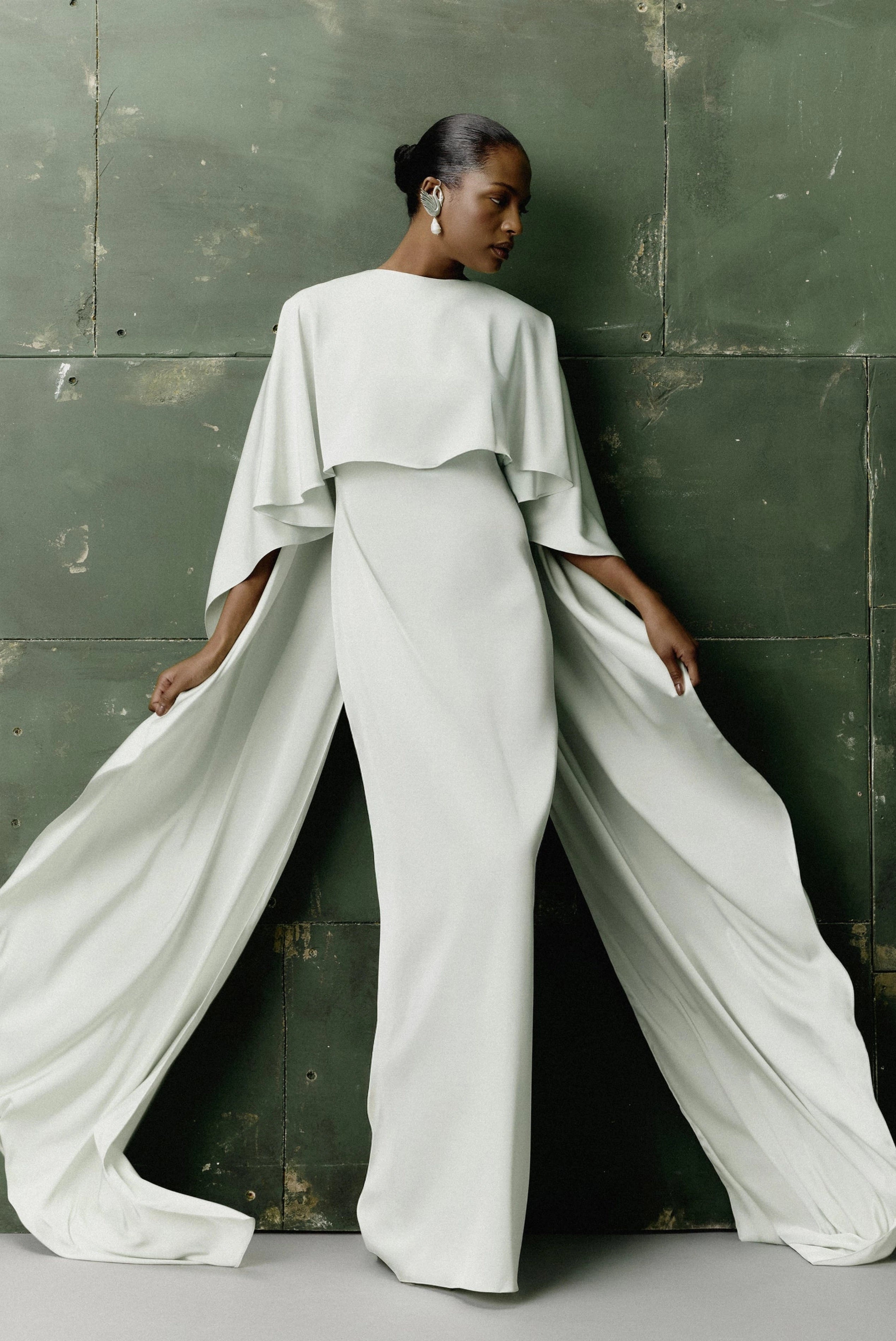 Vestido longo verde menta em crepe com capa fluida e modelagem reta em composição editorial