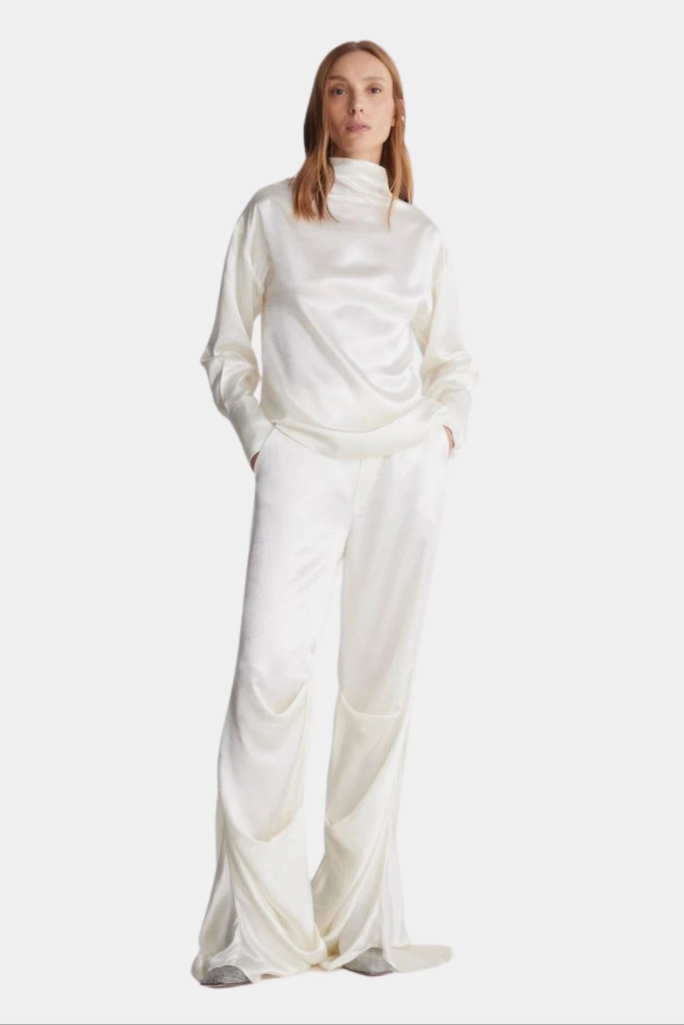 Blusa Francesca off-white acetinada com gola alta e mangas longas