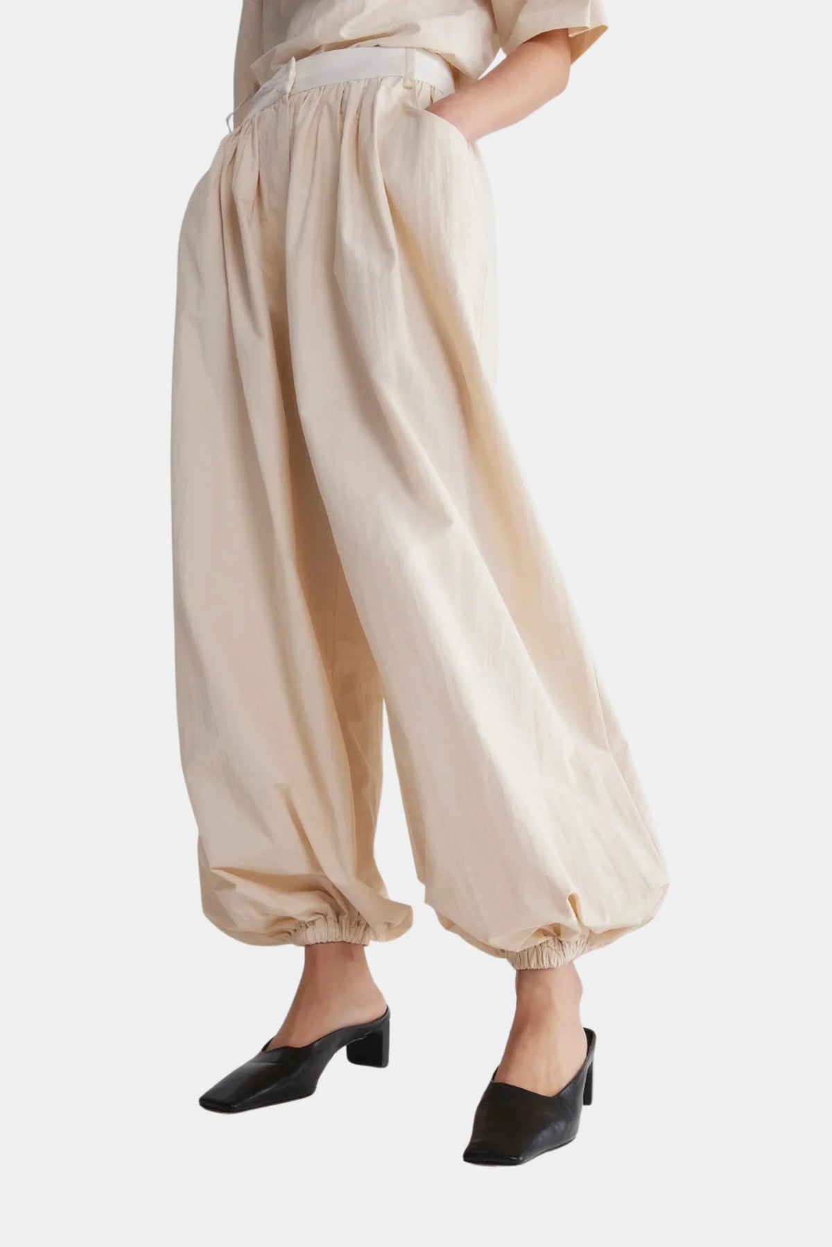 Calça Axis Francesca off-white com pernas volumosas e acabamento elástico na barra