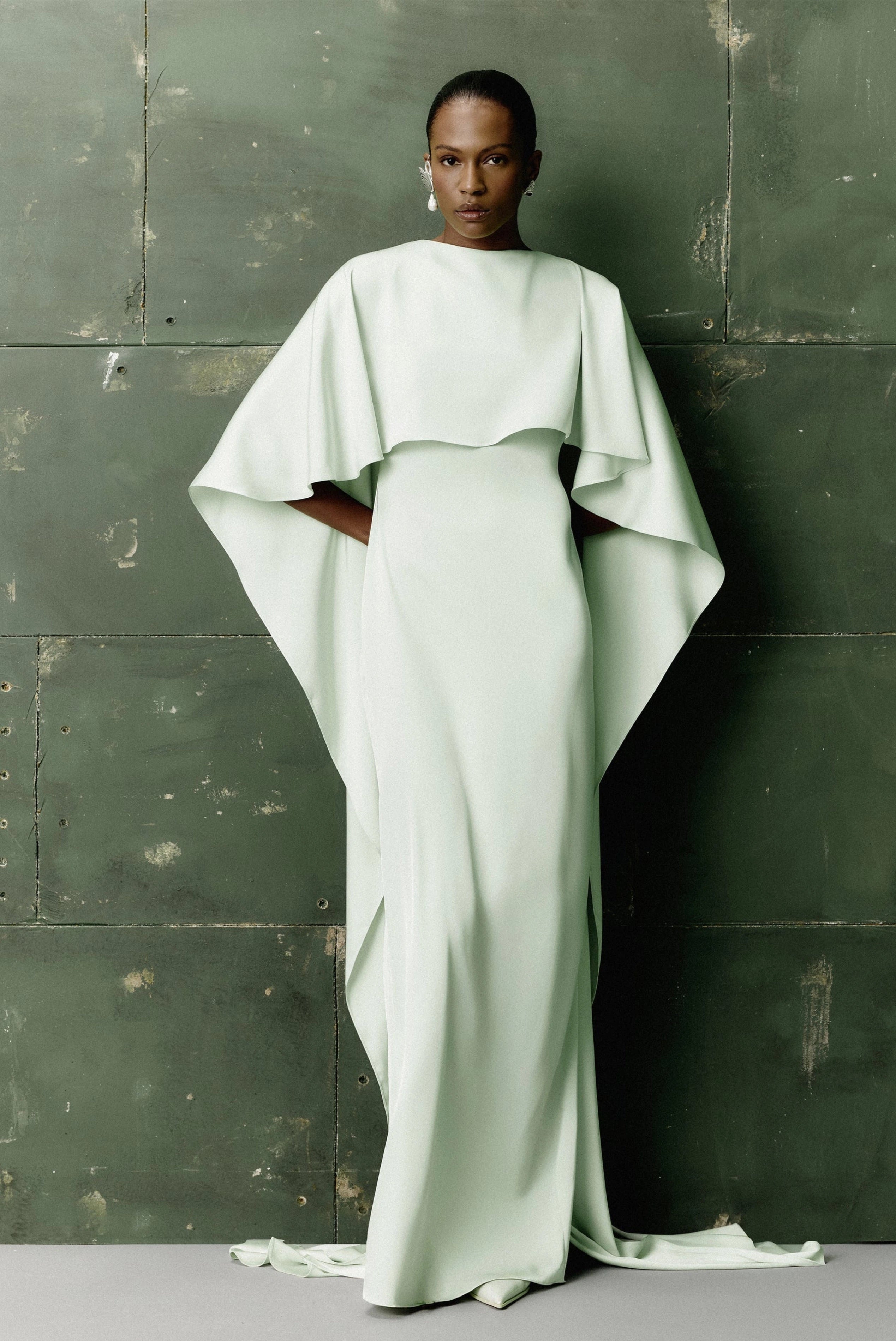 Vestido longo verde menta em crepe com capa fluida e modelagem reta em composição editorial