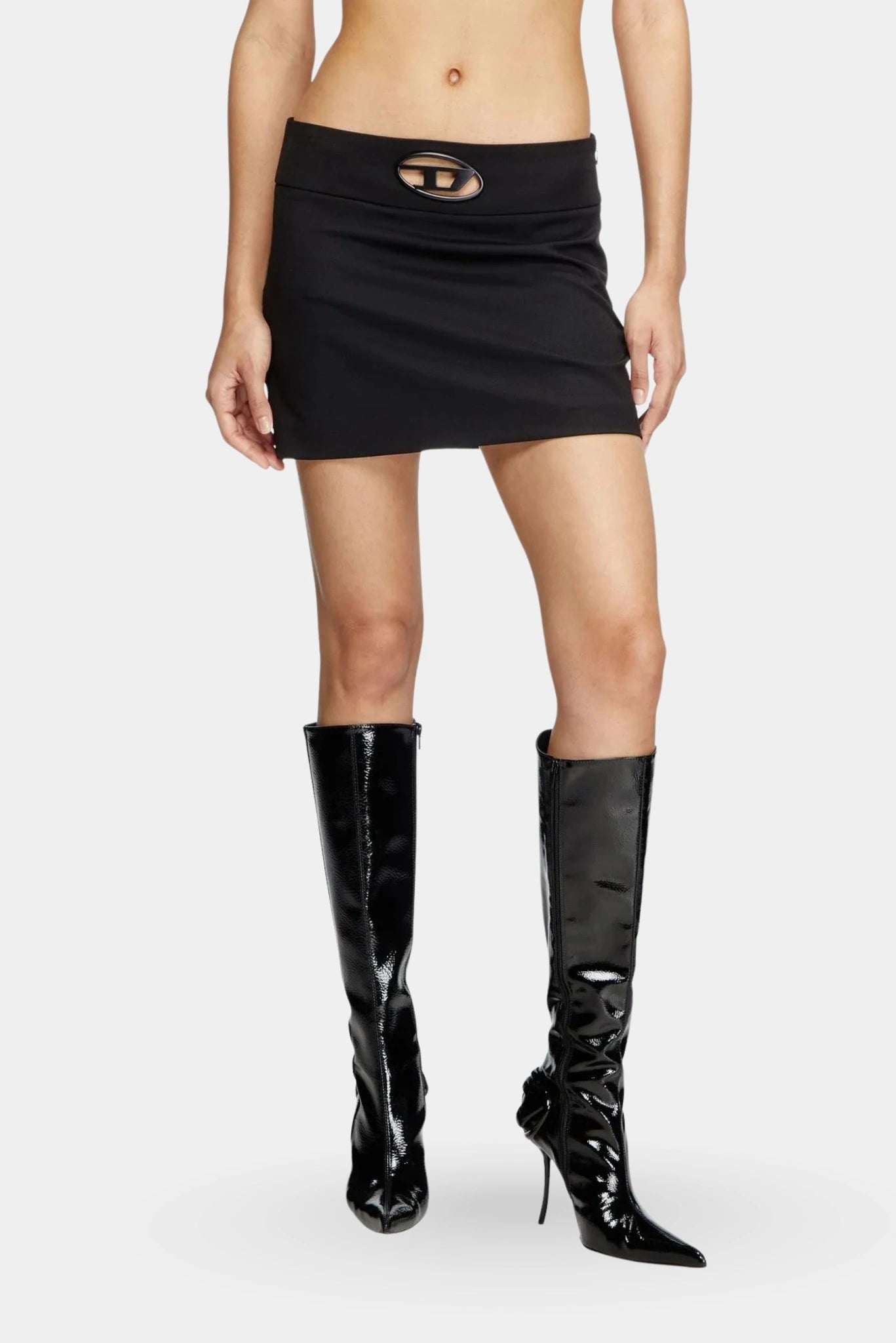 Saia mini preta Diesel ajustada ao corpo com detalhe Oval D frontal
