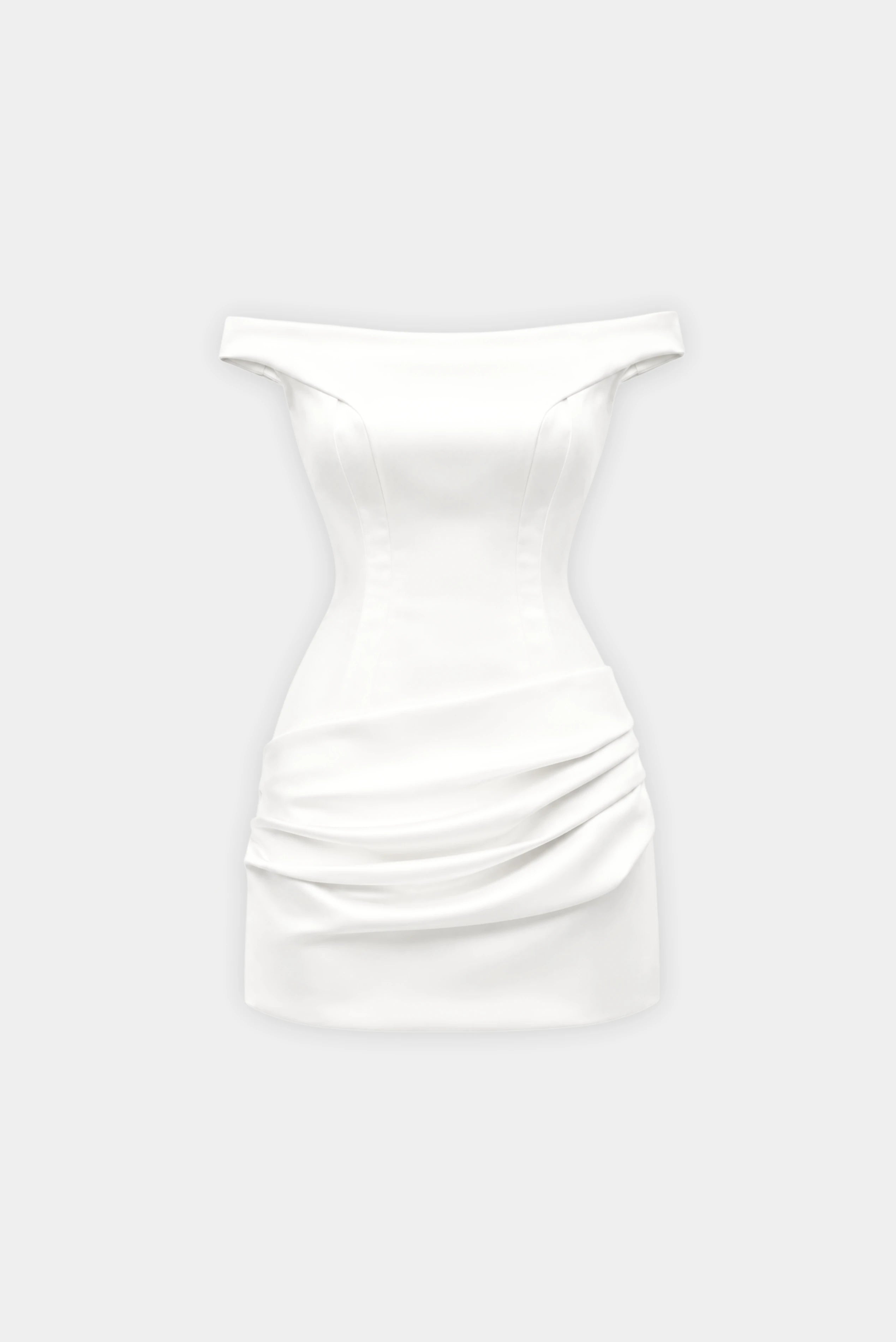 Vestido de festa Aurora MR em cetim encorpado, branco, com modelagem ajustada, decote ombro a ombro e drapeado lateral