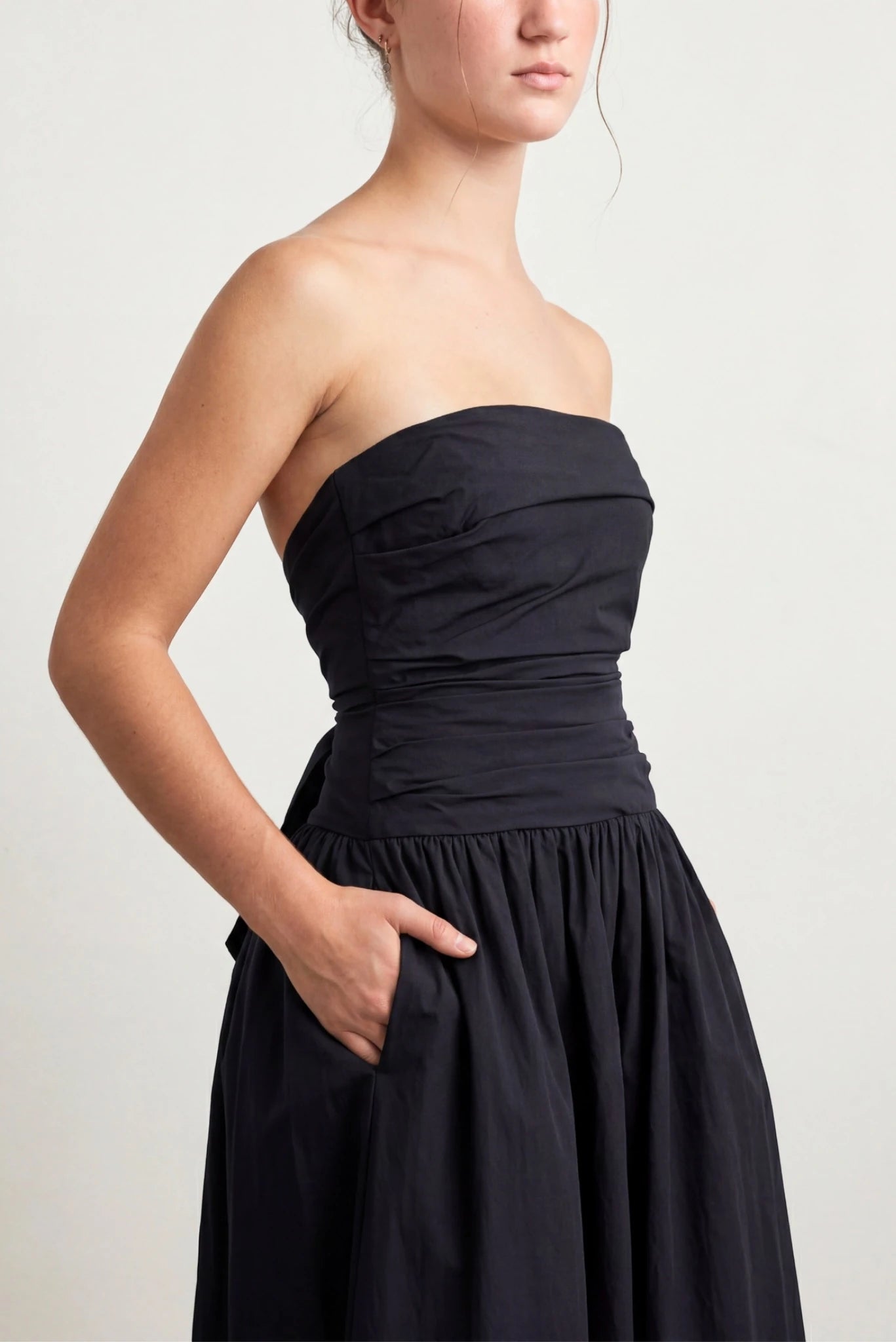 Detalhe do Vestido Midi Drapeado Maya MR preto com busto tomara que caia e drapeado frontal