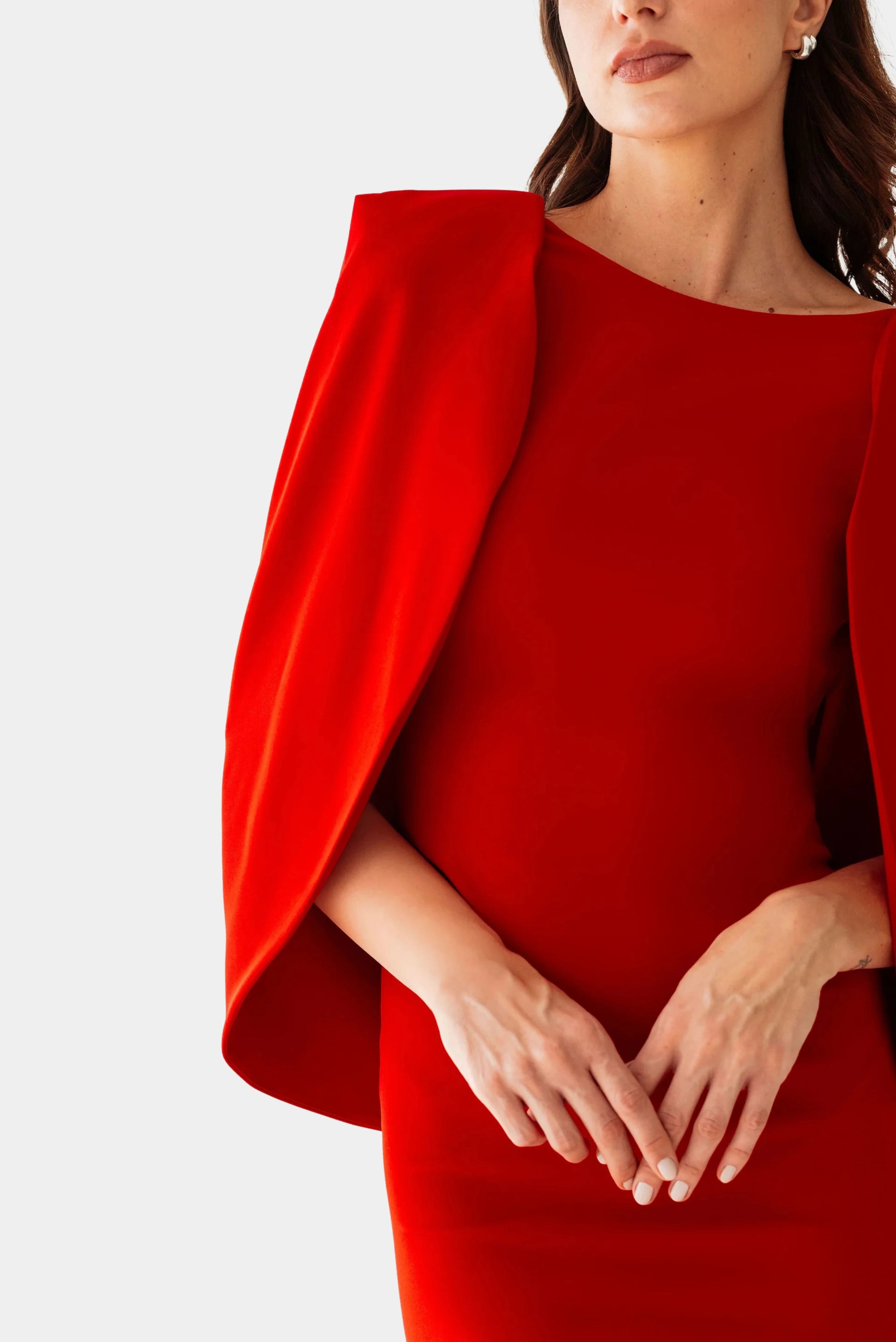 Detalhe do vestido longo vermelho Eter Ostra Minú com capa sobre os ombros e caimento ajustado