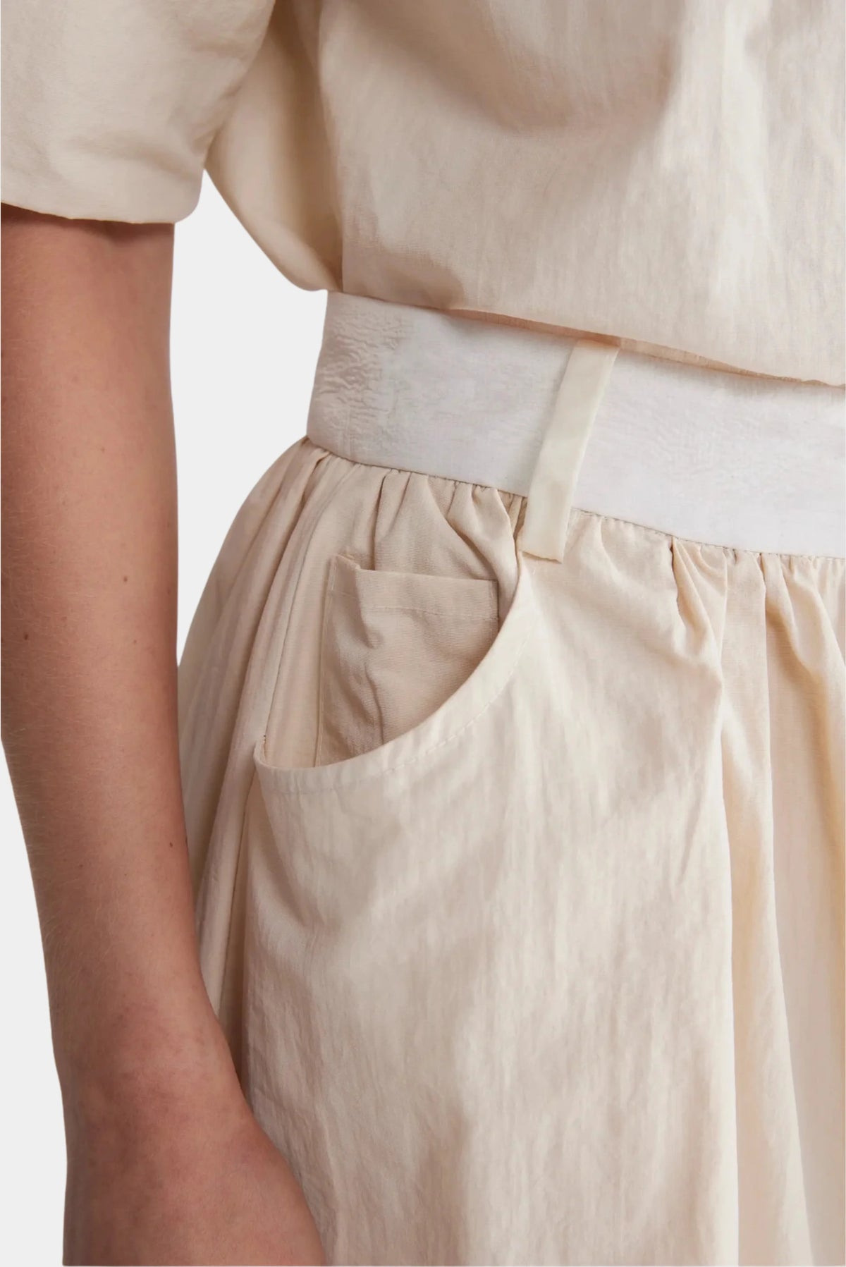 Detalhe da Calça Axis Francesca off-white com cós largo e bolso lateral