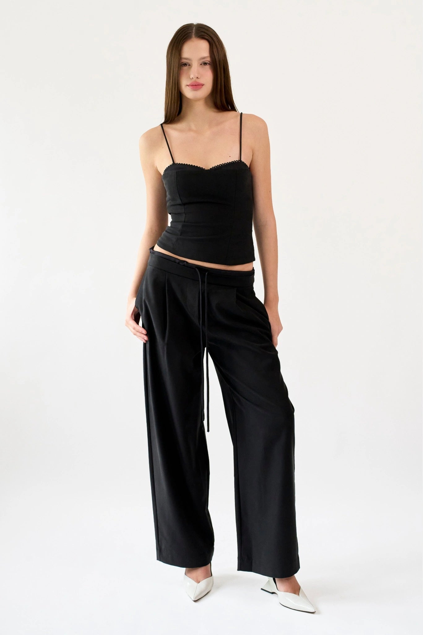 Look com calça ampla Kylie MR preta de alfaiataria e cintura baixa