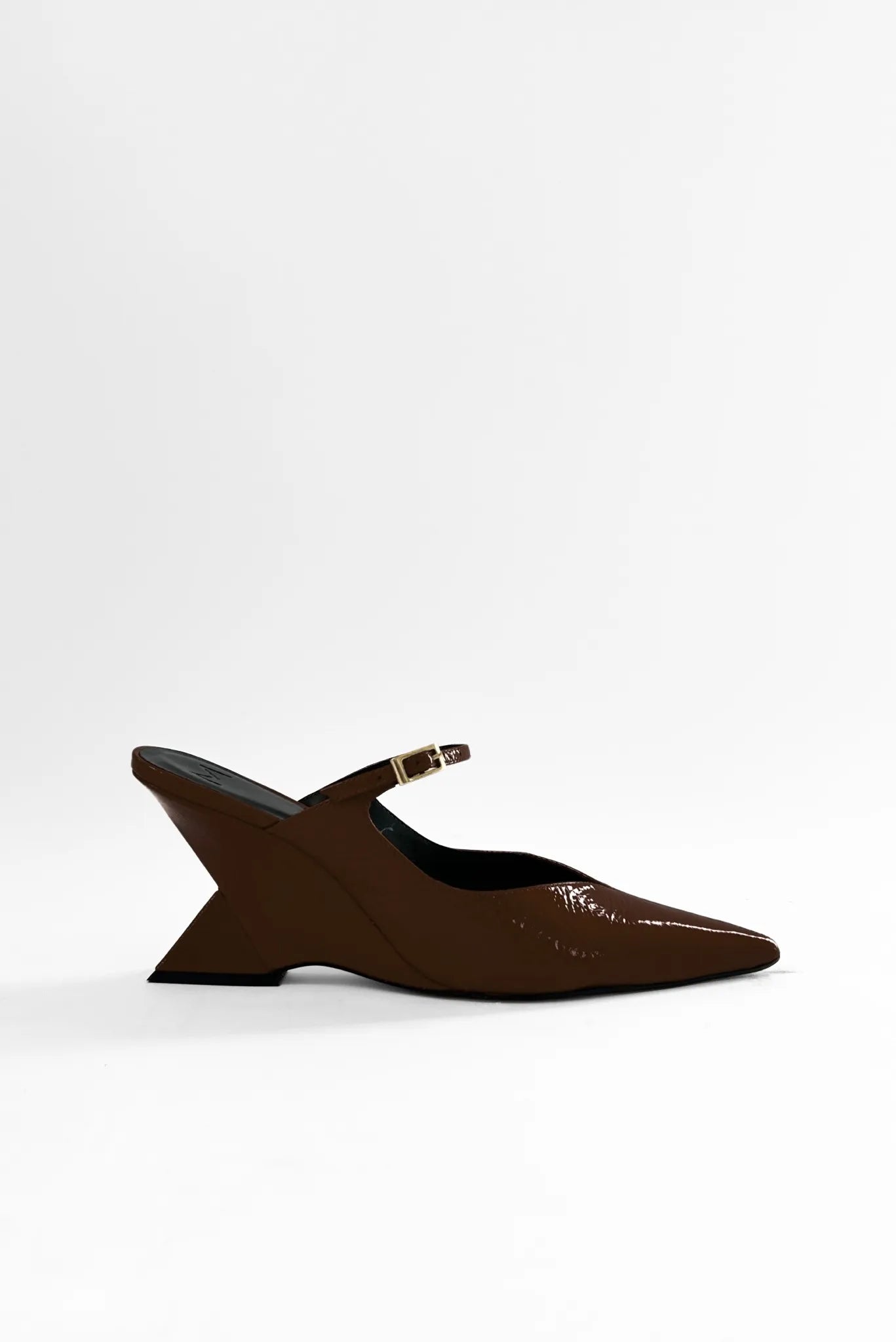 Scarpin slingback marrom Moss MR com acabamento brilhante e salto arquitetônico