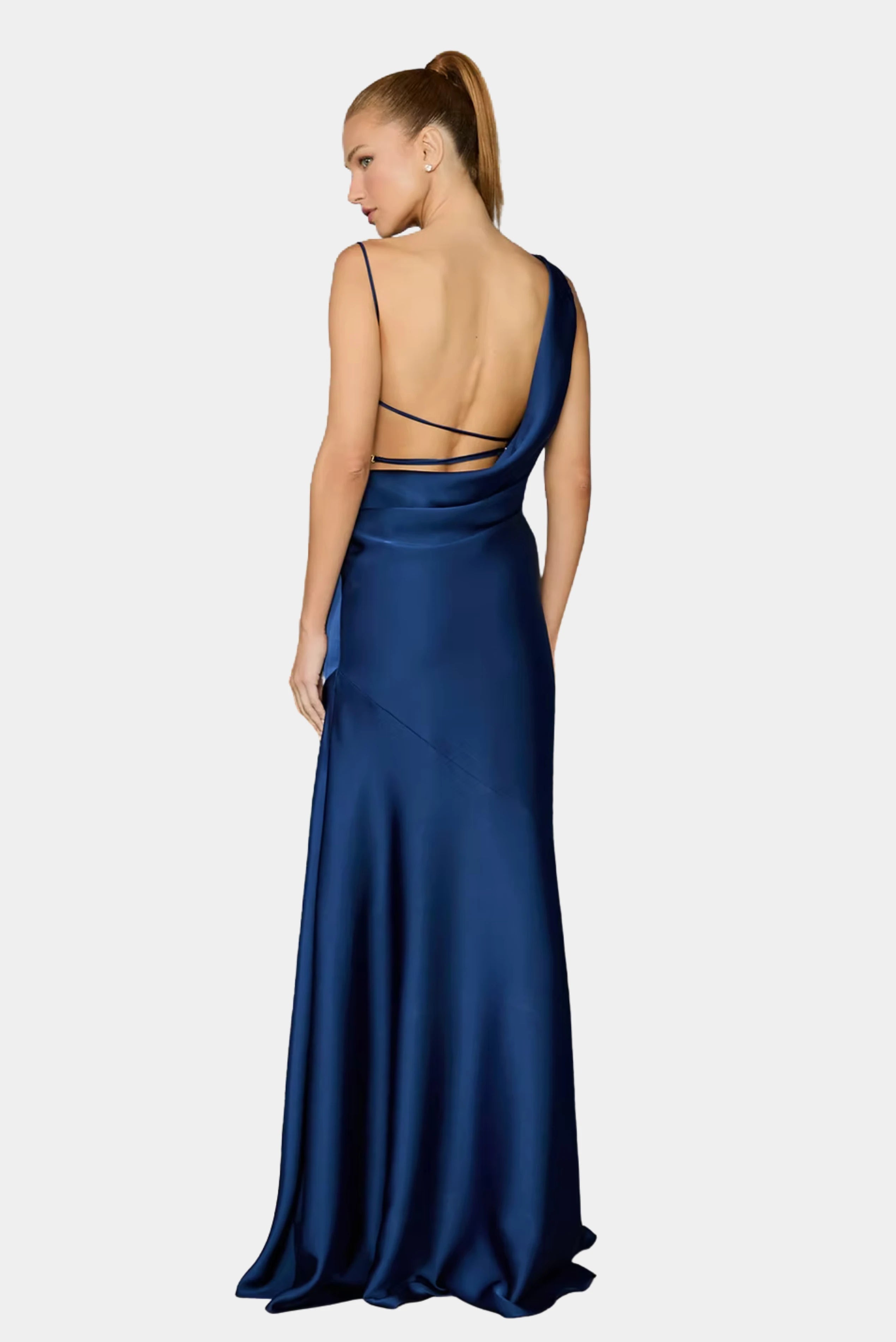 Costas do vestido longo azul-marinho com decote profundo e alças finas