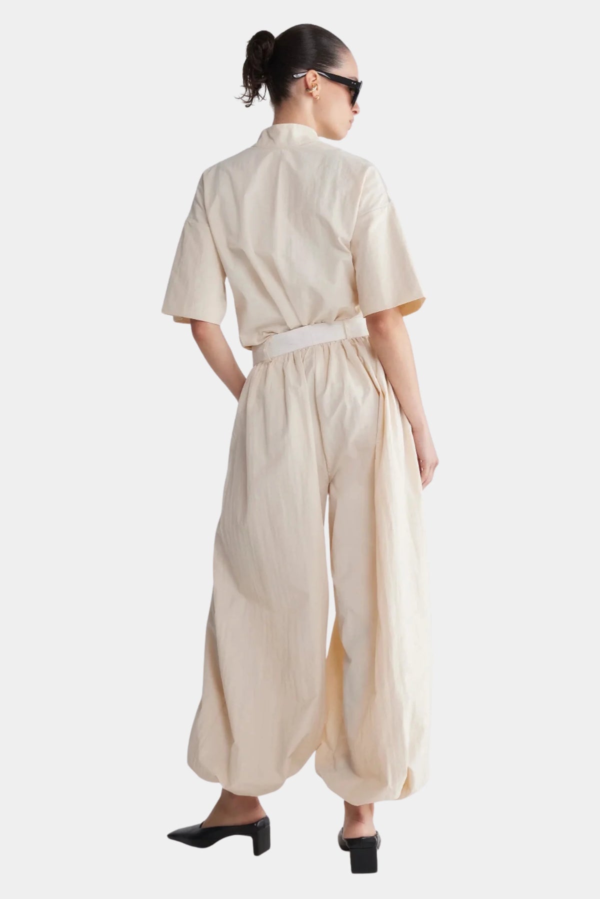 Calça Axis Francesca off-white vista de costas com modelagem ampla e barra ajustada