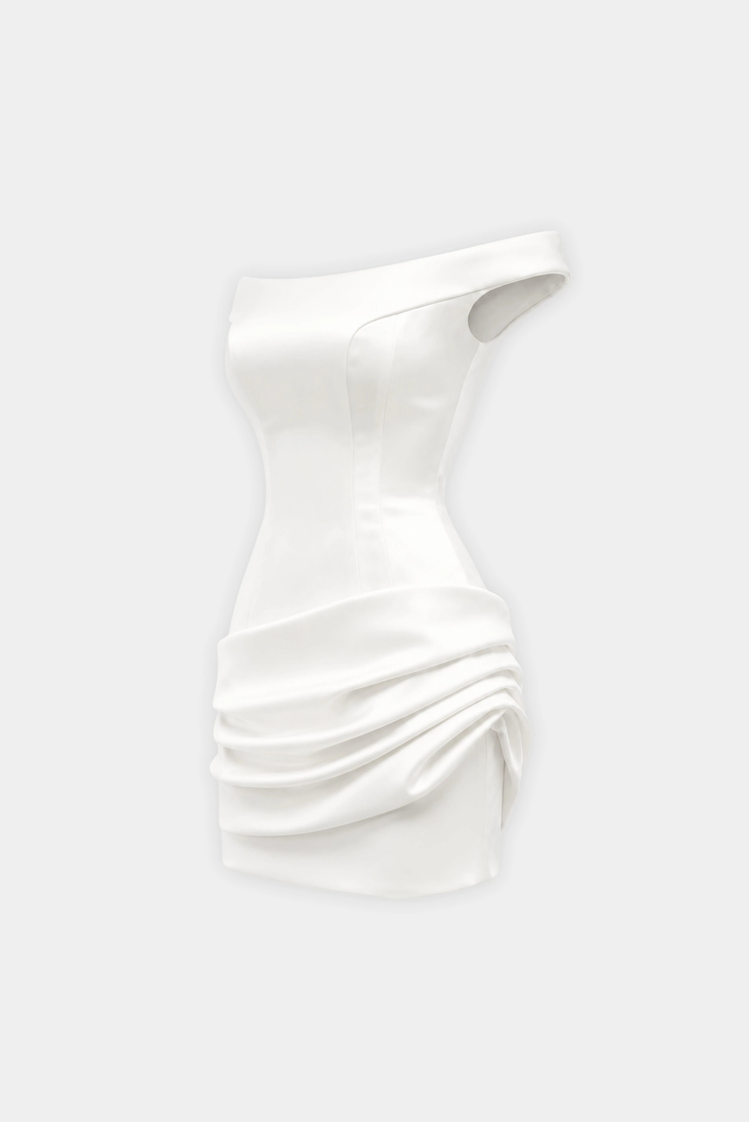 Vestido curto de noiva Aurora MR em cetim encorpado visto de perfil, com decote ombro a ombro e drapeado lateral