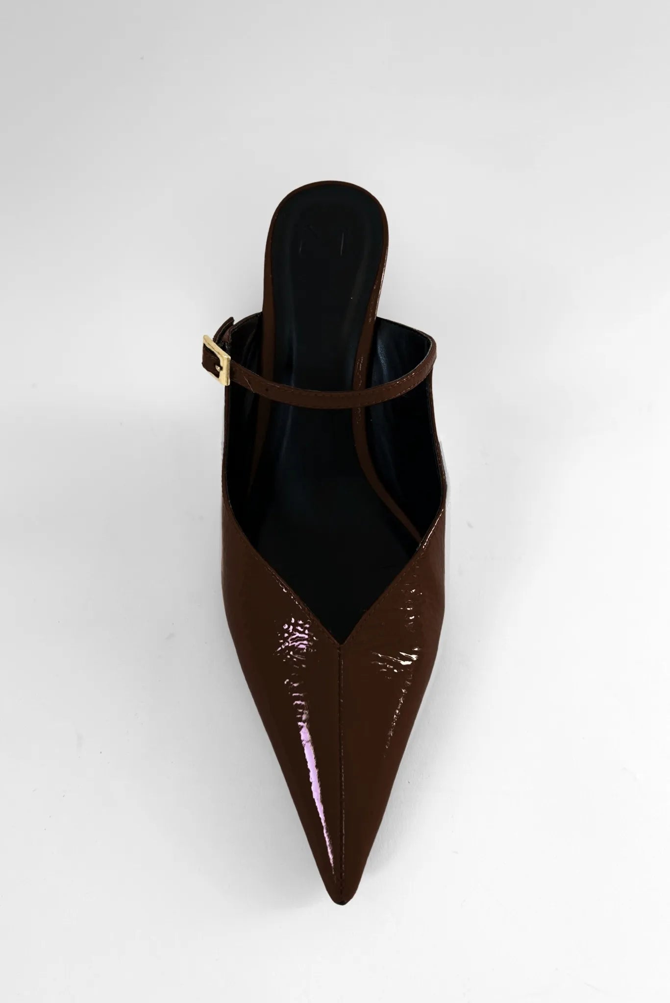 Vista superior do scarpin slingback marrom Moss MR com acabamento brilhante e fivela lateral