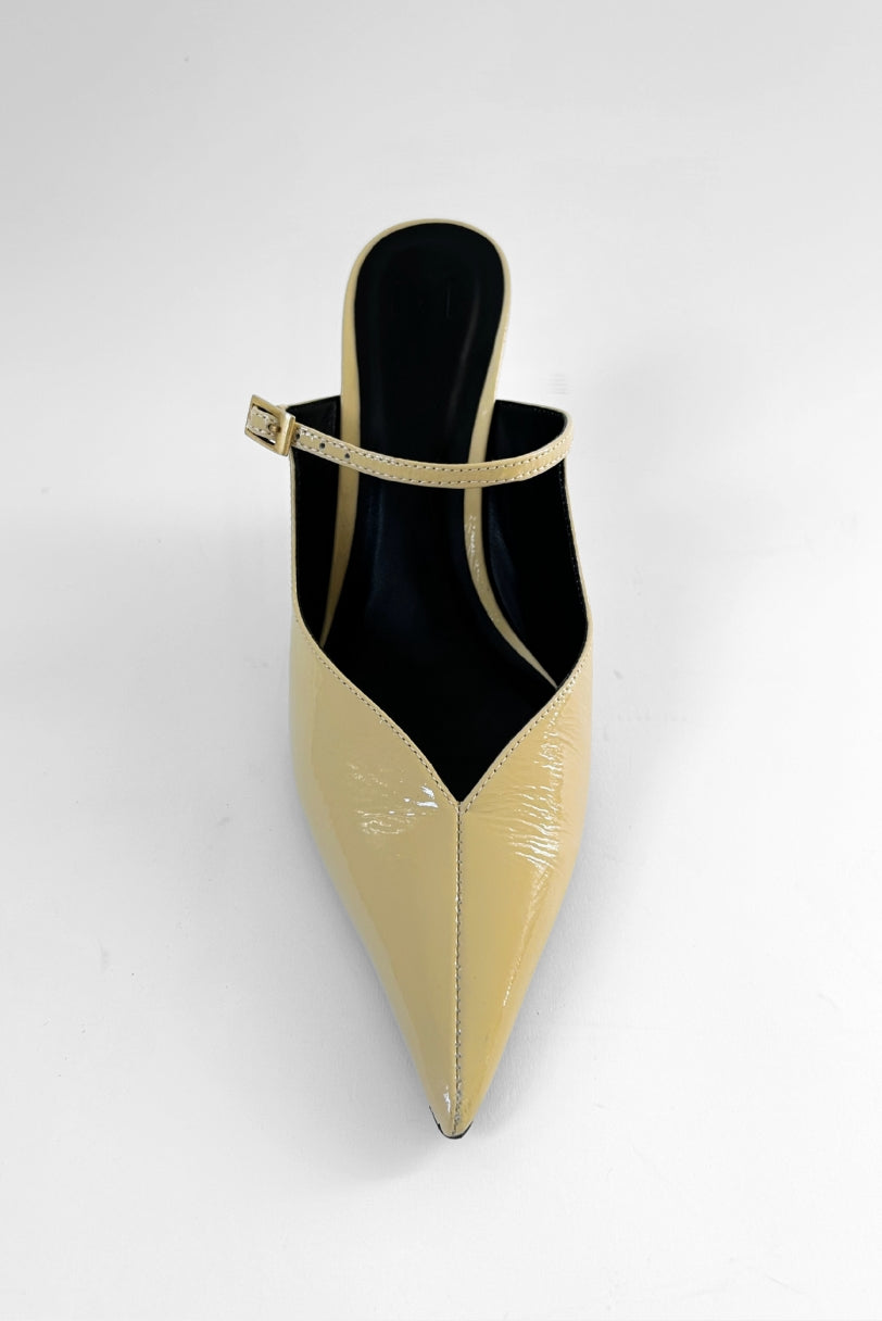Vista superior do scarpin slingback off-white Moss MR com design elegante e acabamento brilhante