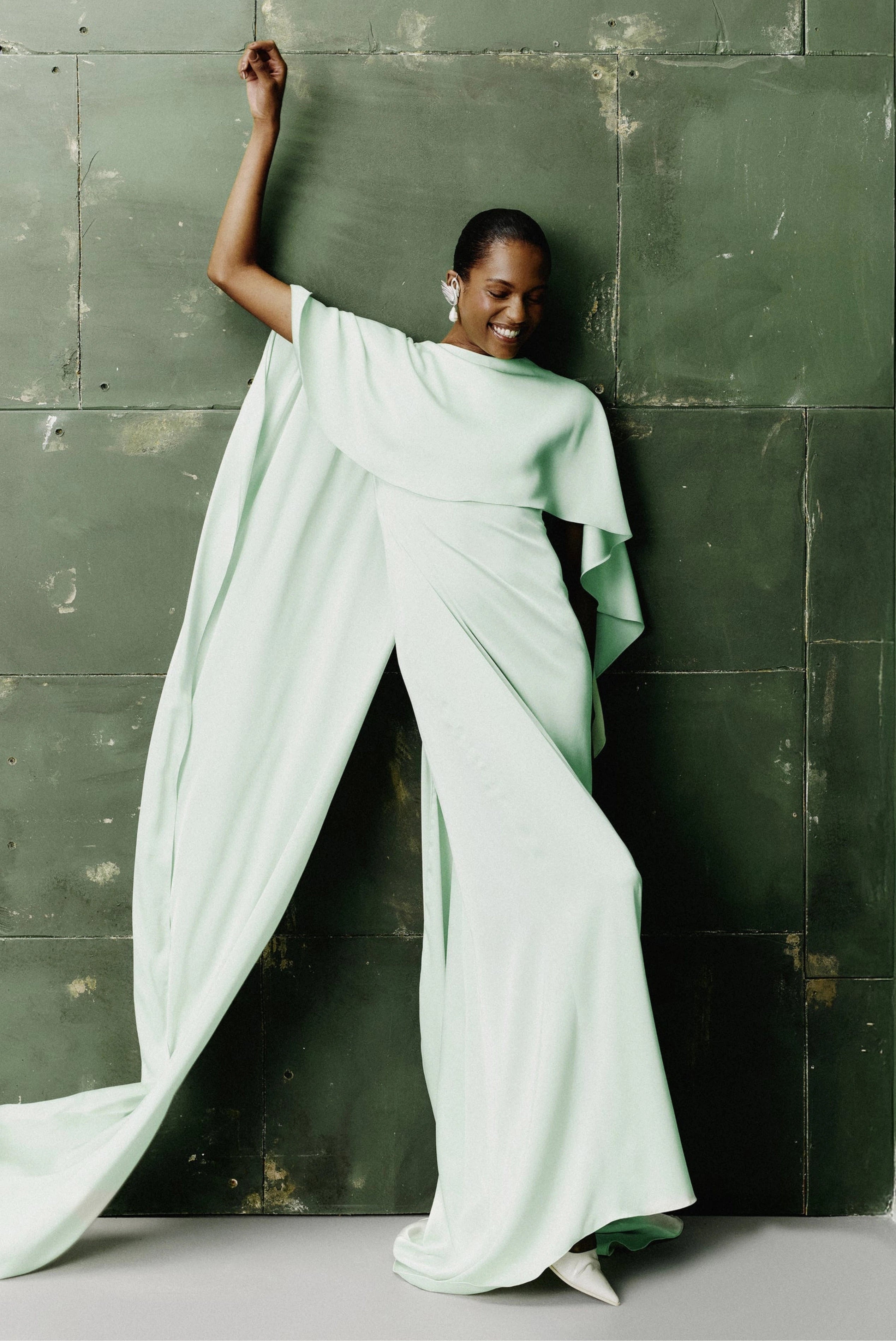 Vestido longo verde menta em crepe com capa fluida e modelagem reta em composição editorial