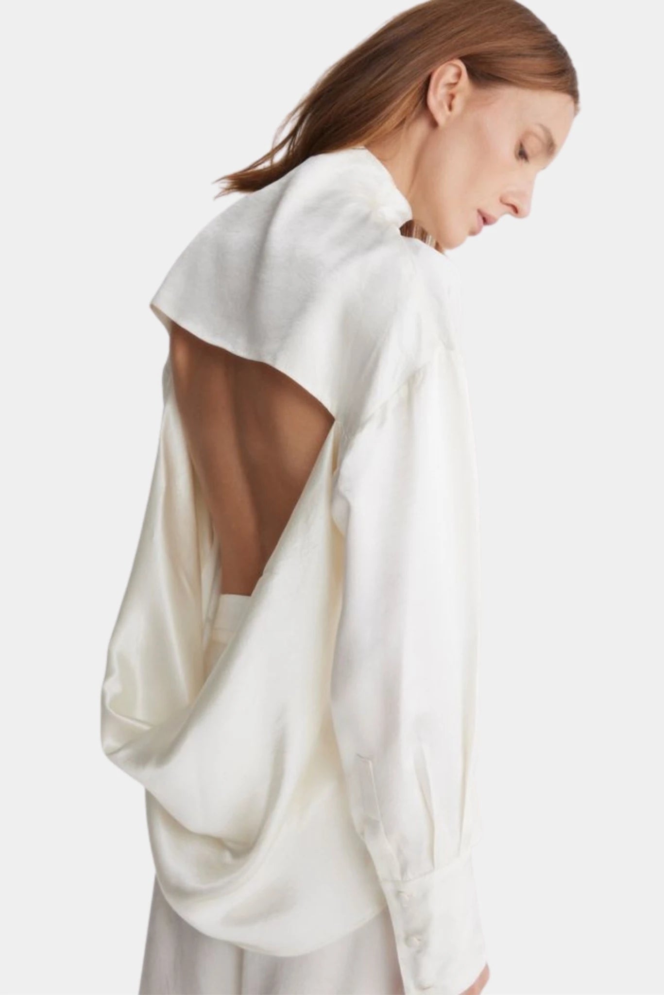Blusa Francesca off-white com recorte profundo nas costas e caimento drapeado