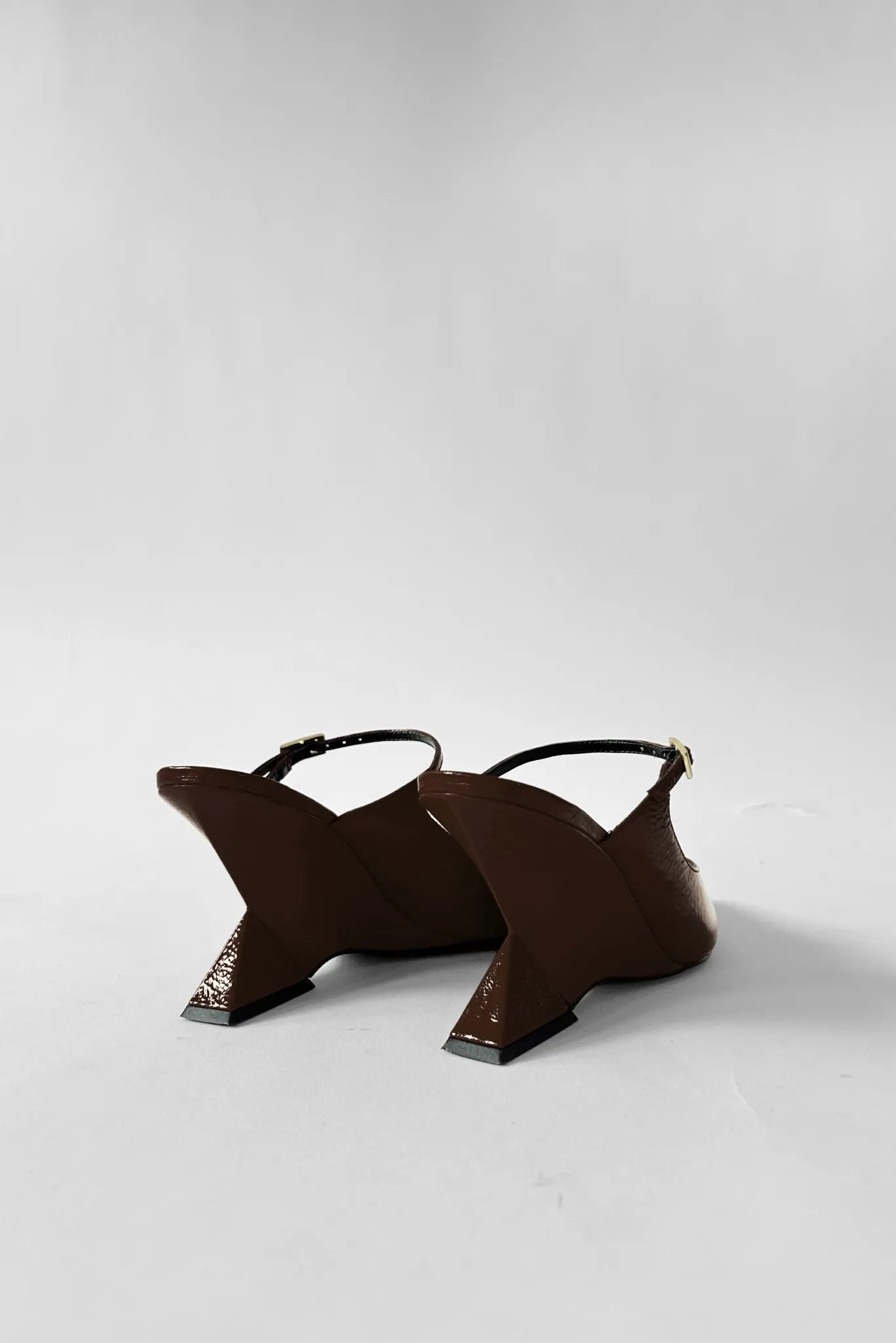 Vista traseira do scarpin slingback marrom Moss MR evidenciando o salto escultural
