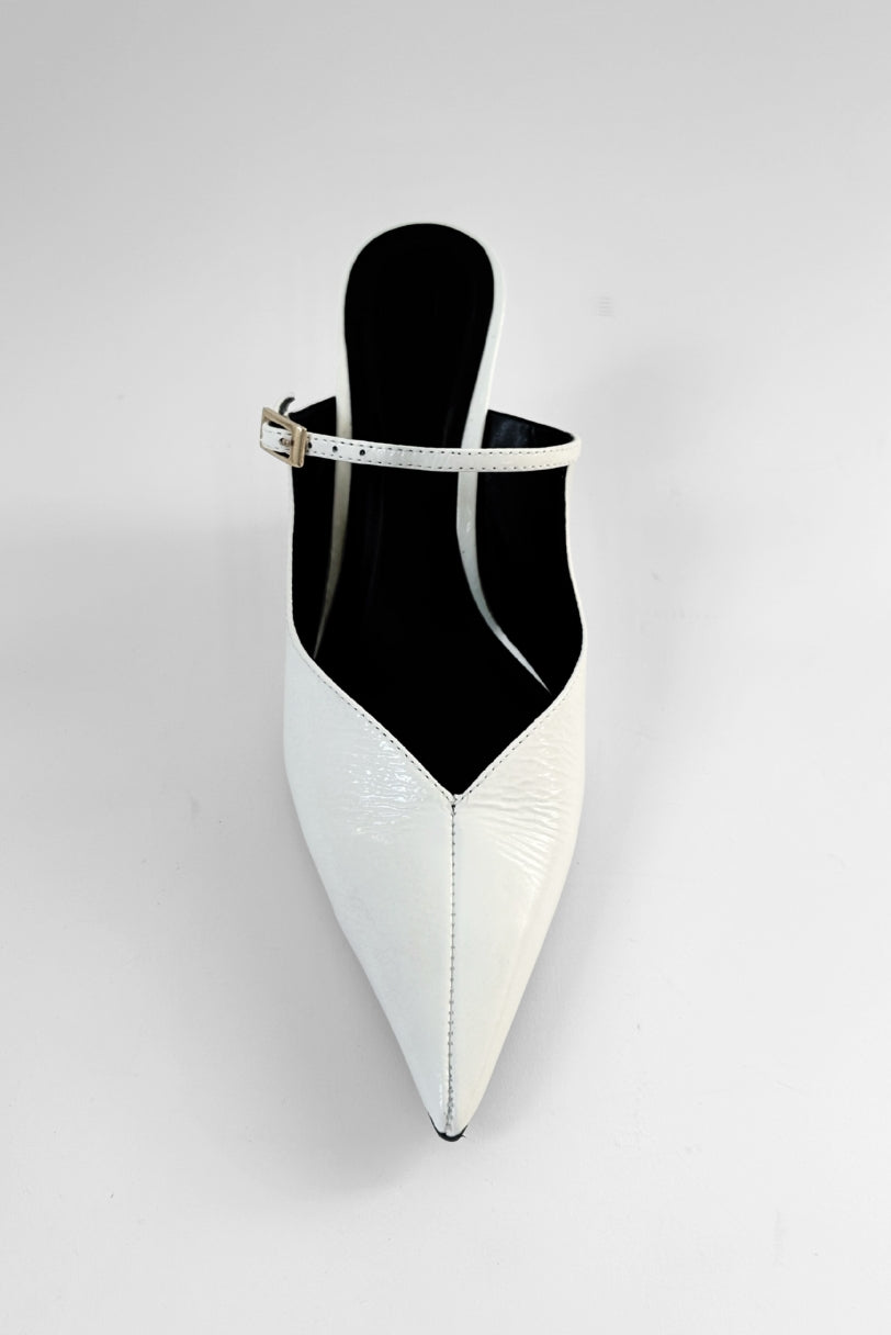 Vista superior do scarpin slingback off-white Moss MR com fivela lateral e design sofisticado