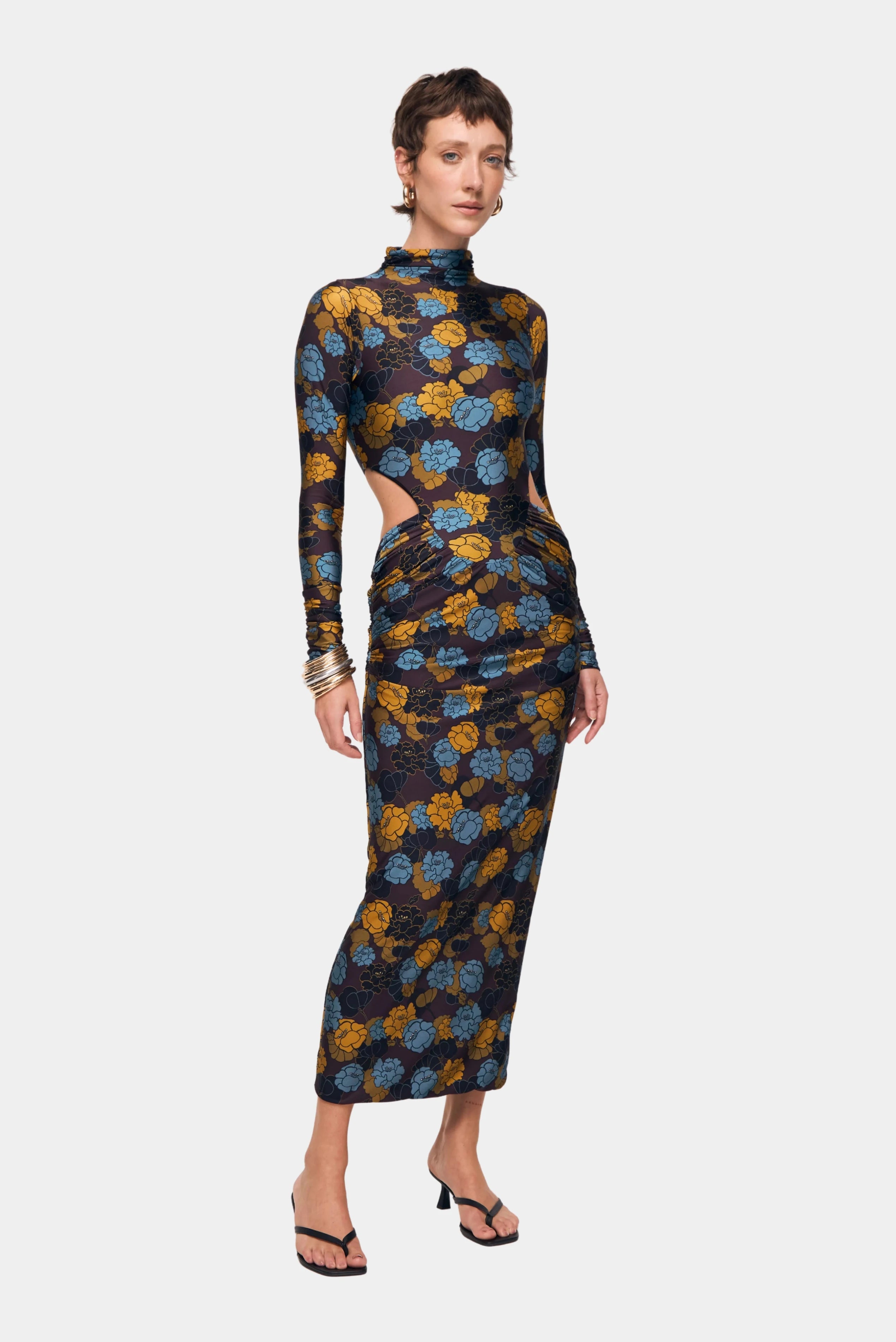 Vestido floral midi com mangas longas, recortes na cintura e estampa azul e mostarda