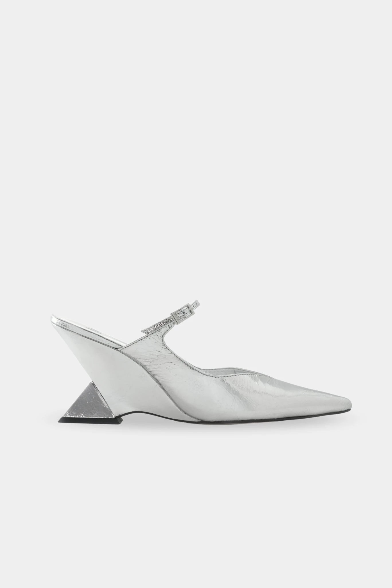Scarpin slingback prata Moss MR com acabamento metalizado, bico fino e salto escultural