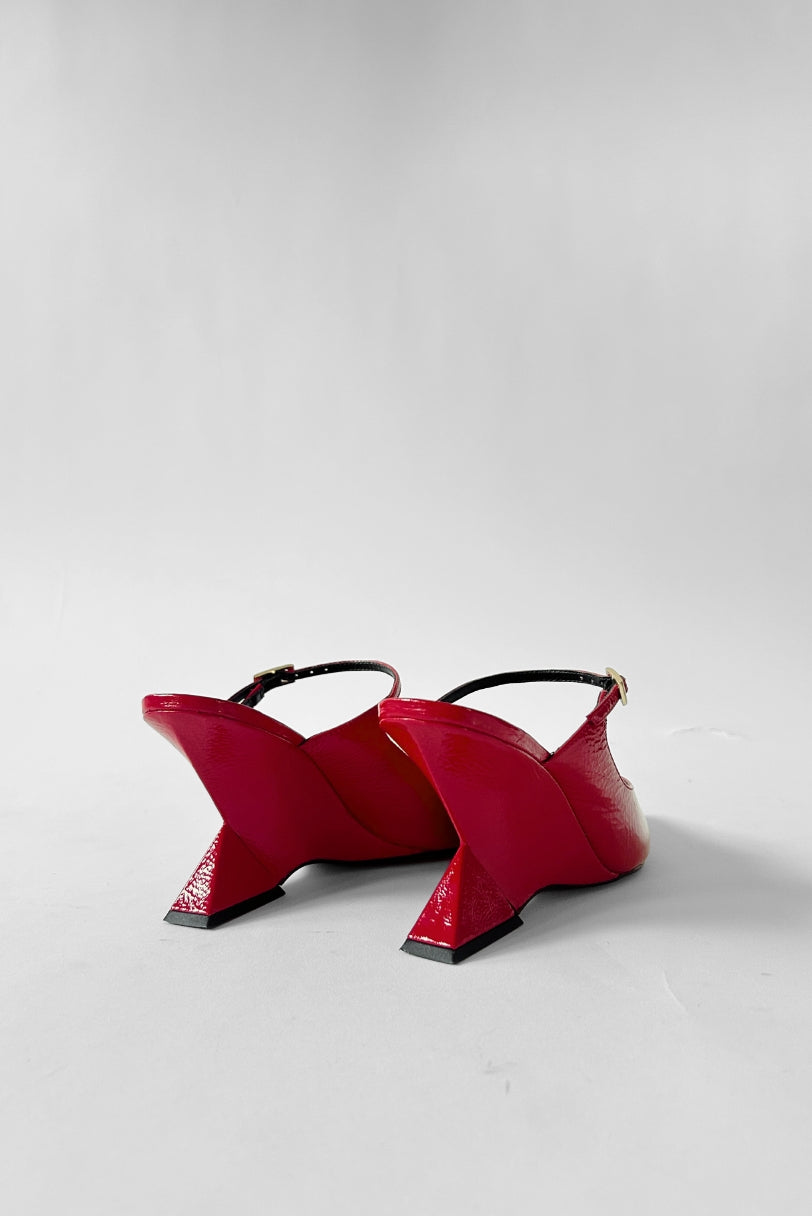Par de scarpins slingback vermelhos com salto geométrico