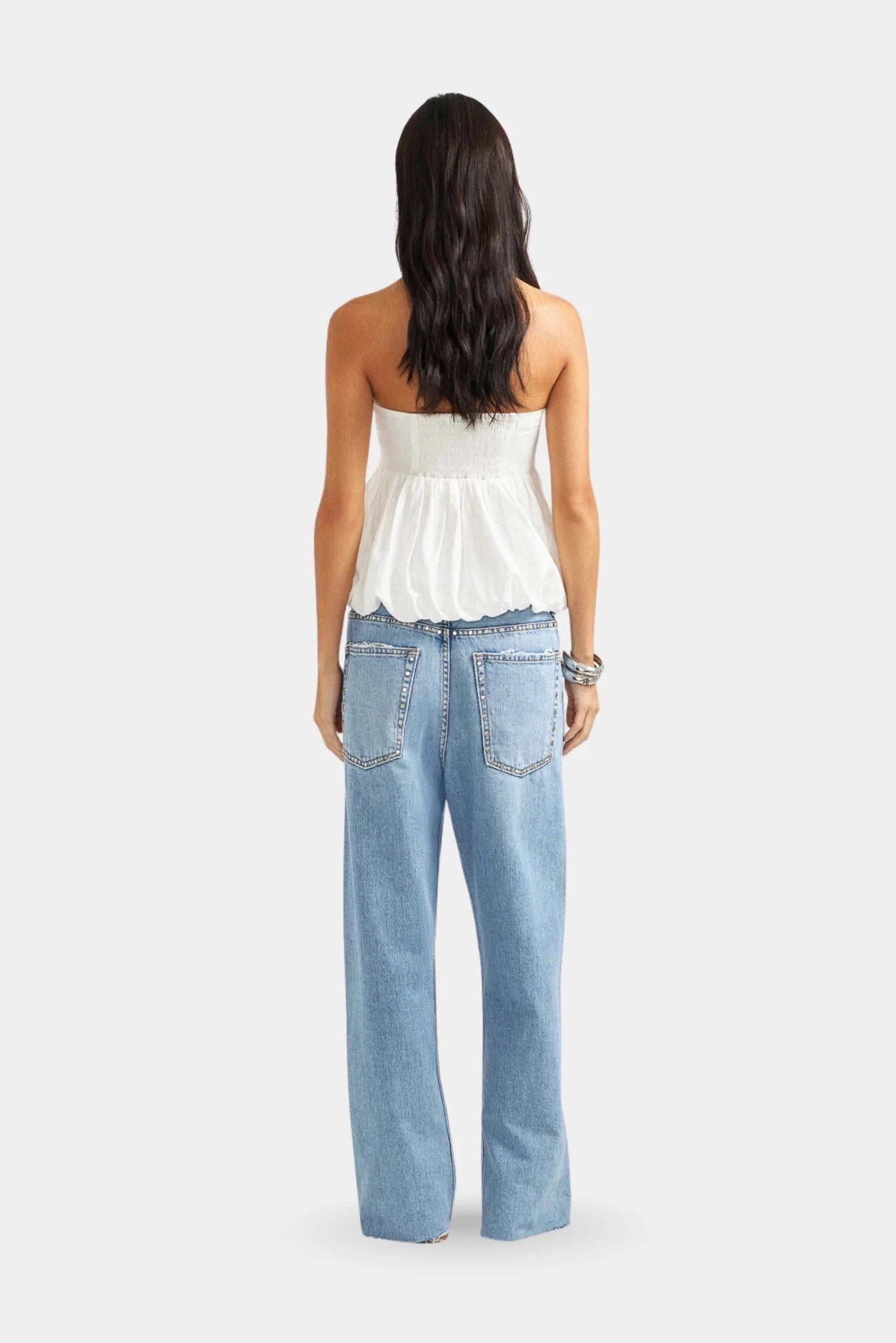 Calça Loose Cropped Tachas L•Dnim vista posterior em jeans claro com bolsos traseiros detalhados