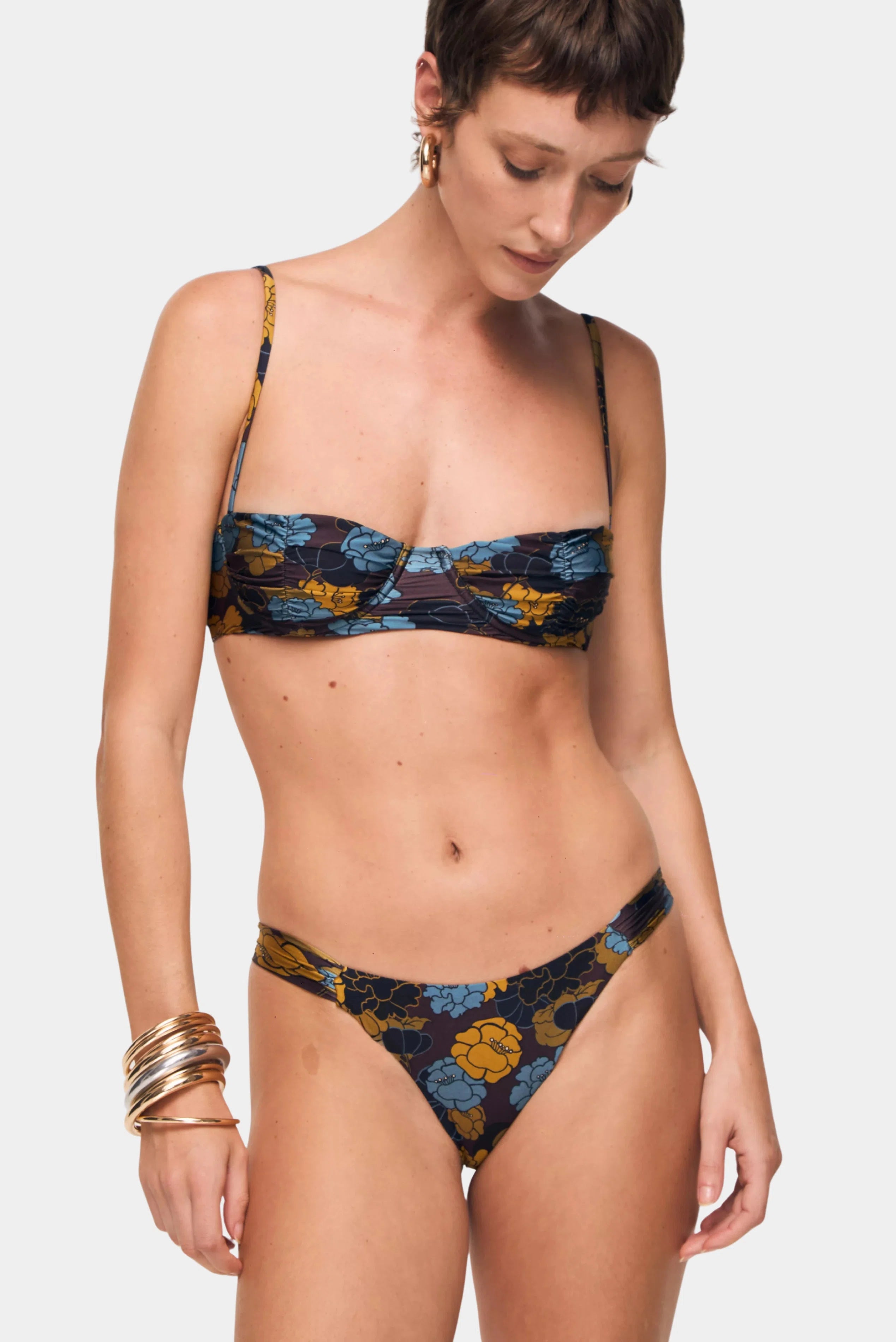 Top de biquíni floral com alças finas combinado com calcinha estampada