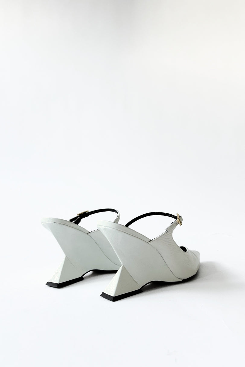Par de scarpins slingback off-white com salto geométrico escultural