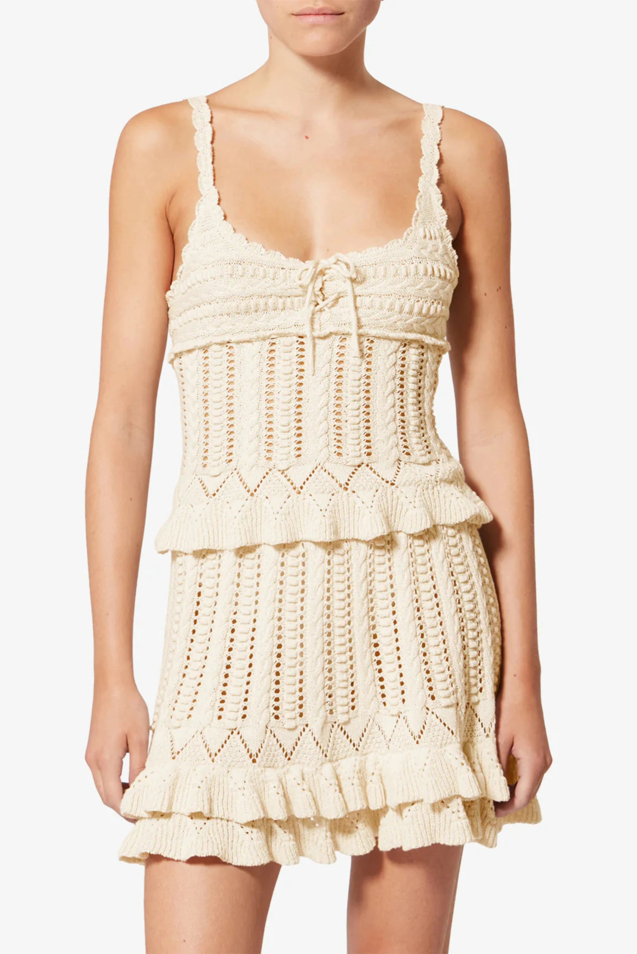 Modelo usando top crochet bege Isabel Marant com alças finas e barra levemente ondulada