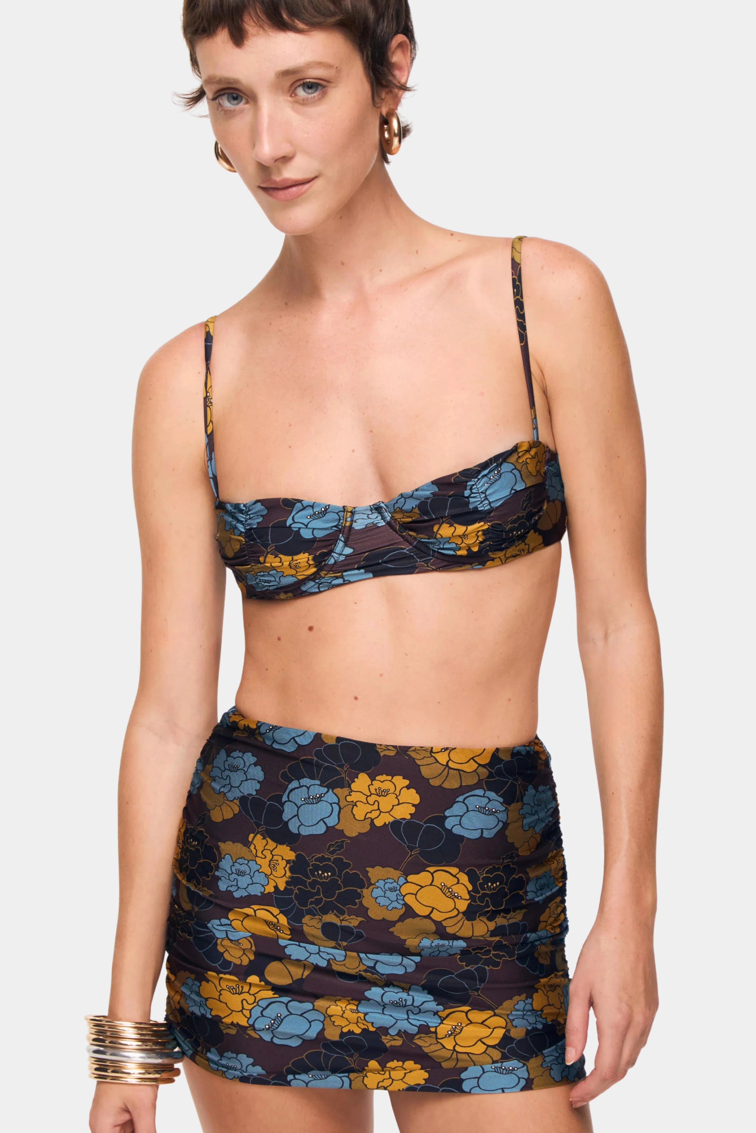 Top de biquíni floral azul e mostarda combinado com minissaia estampada