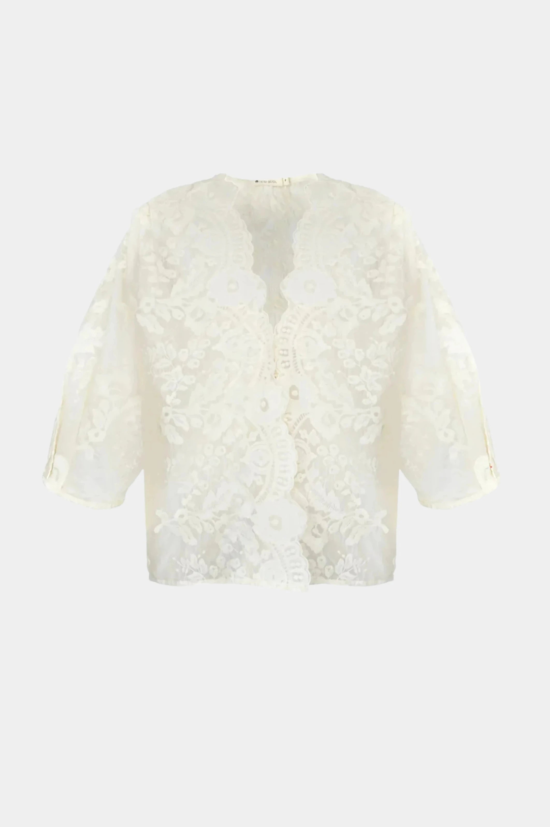 Camisa Renda Localizada Renda Ostra em renda floral com mangas amplas e decote em V, em fundo branco.