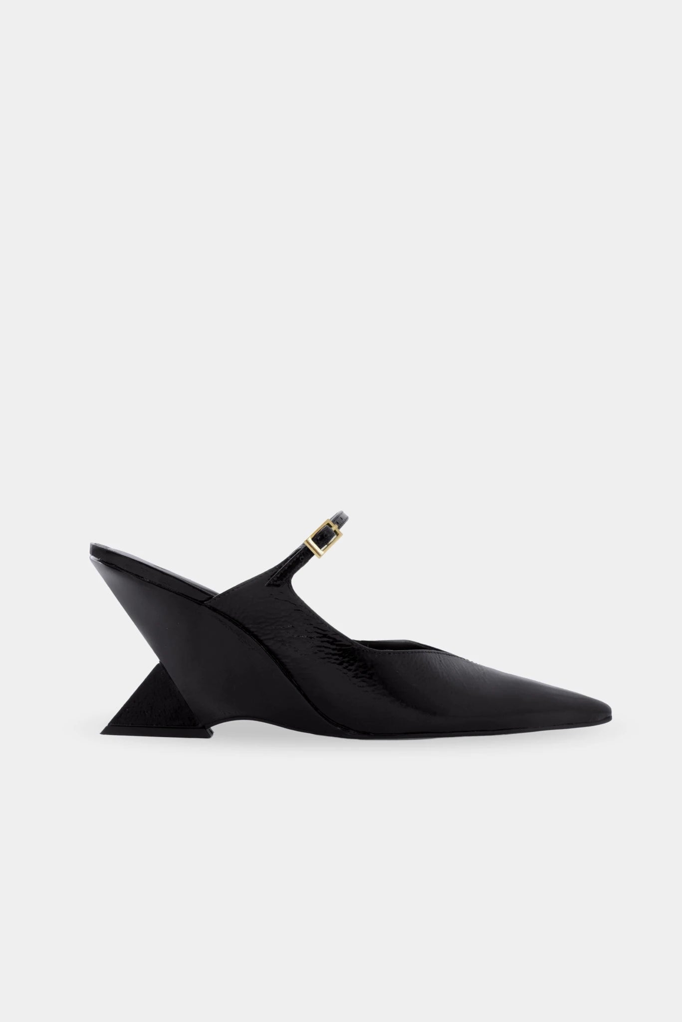 Scarpin slingback preto Moss MR com acabamento brilhante, bico fino e salto escultural