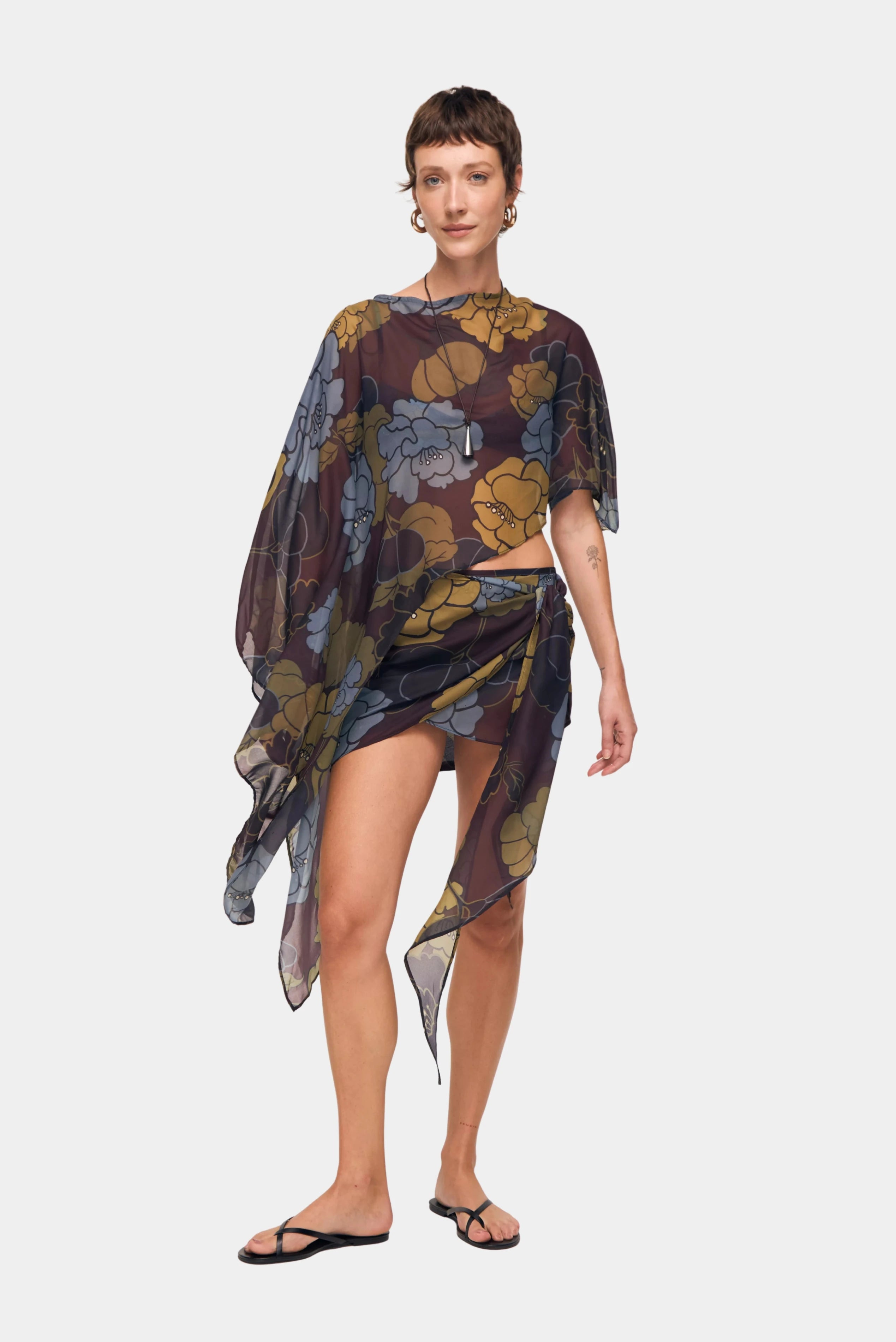 Camisa Maja Floral Bloom August com modelagem ampla e estampa floral em tons de azul e mostarda