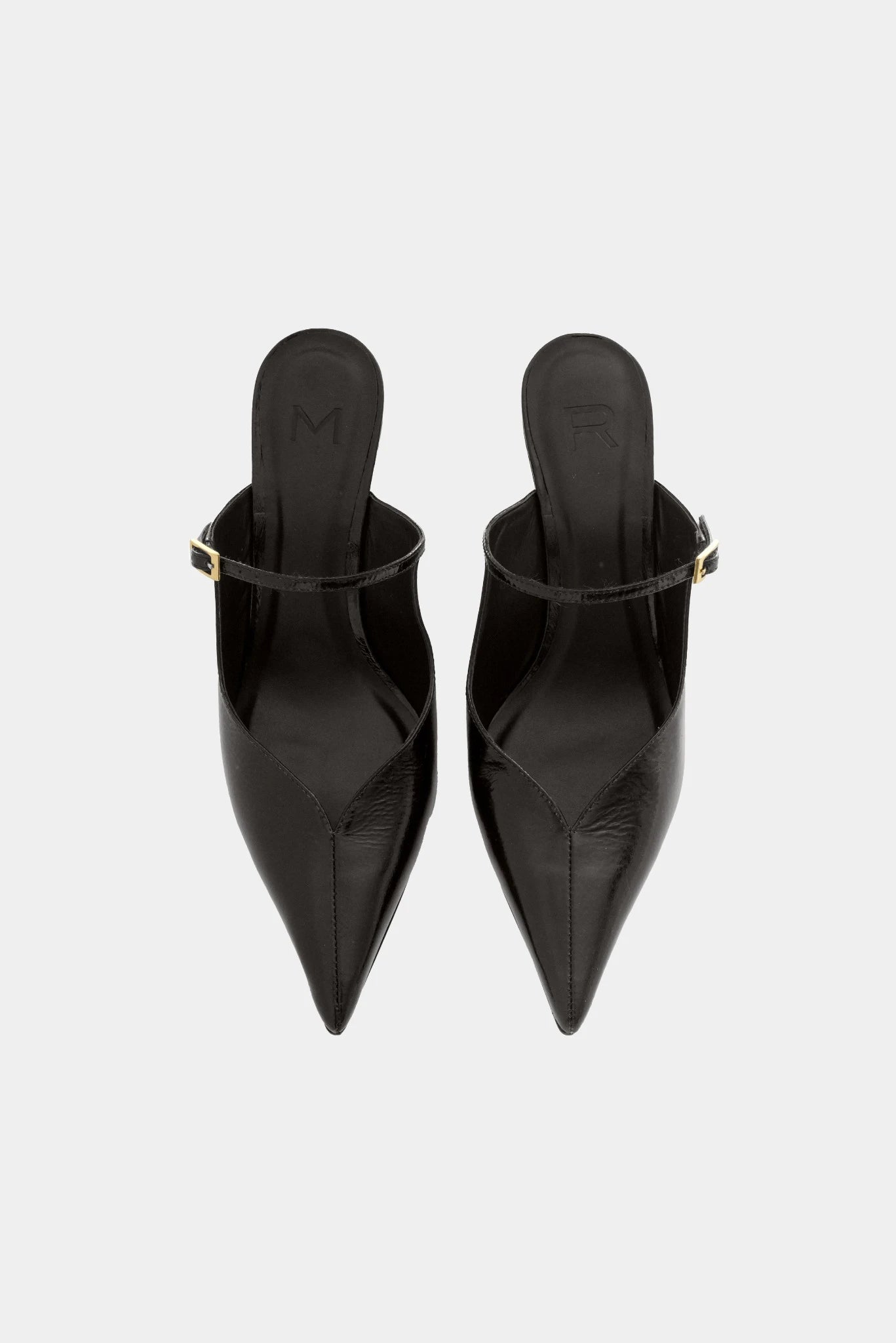 Vista superior do scarpin slingback preto Moss MR com fivela lateral e design contemporâneo