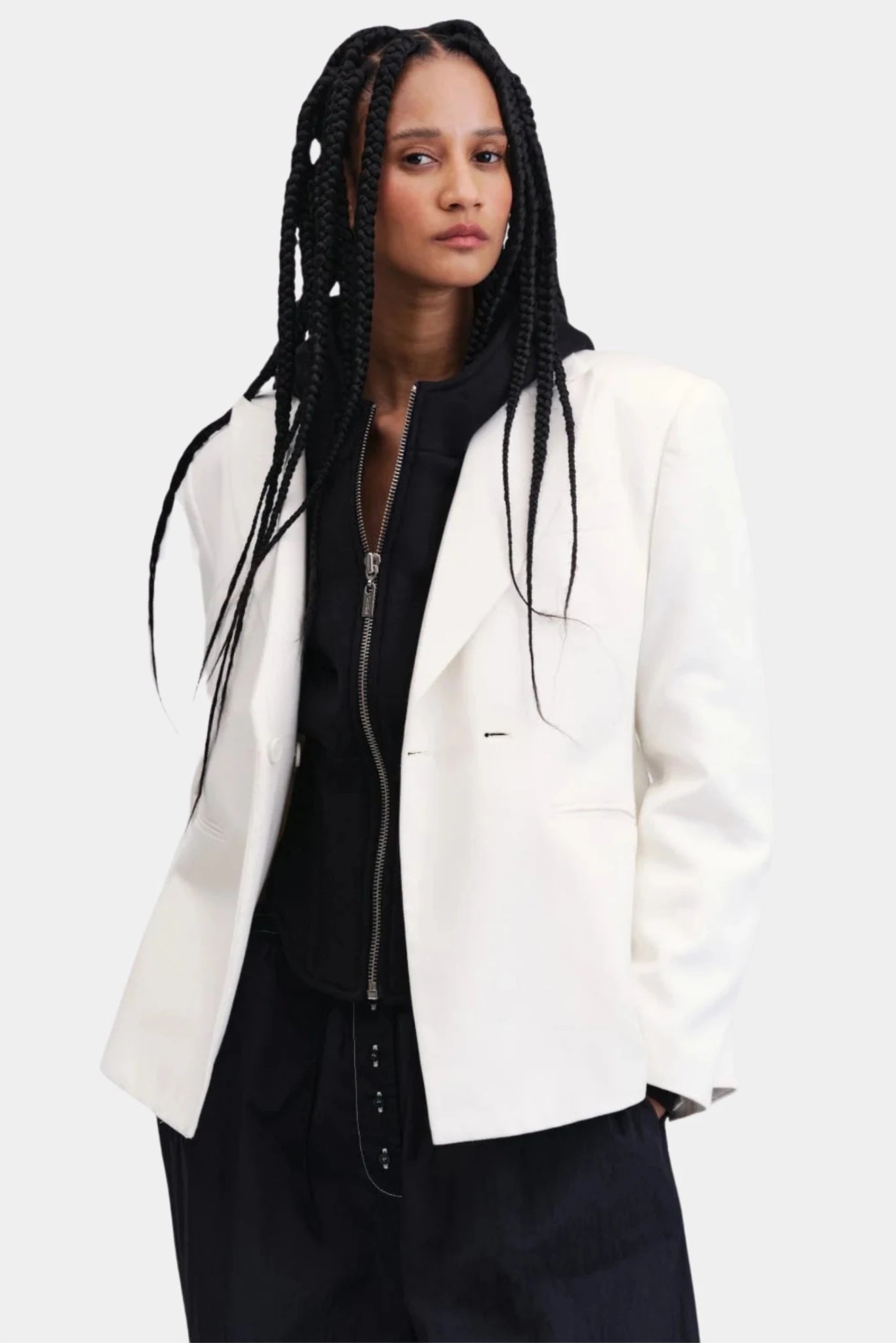 Blazer Drax Francesca off-white de alfaiataria com lapela ampla e modelagem reta